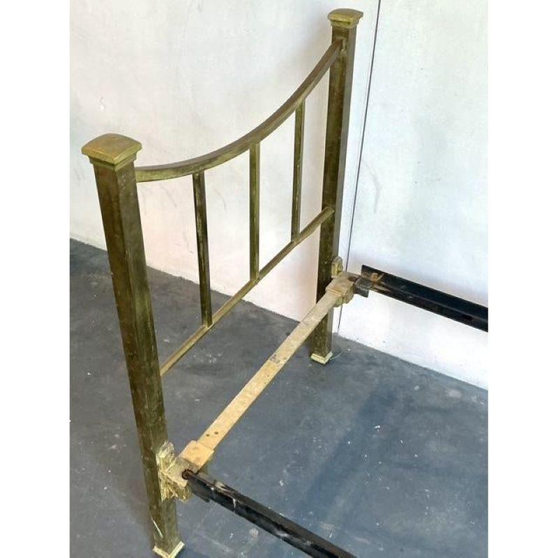 Entdecken Sie den unaufdringlichen Glamour dieses schicken Tagesbettes aus Messing im Vintage-Stil. Dieses wunderschöne Exemplar im Stil des Art Deco und des Hollywood Regency zeichnet sich durch seine klaren, eleganten Linien, das sanft gewölbte