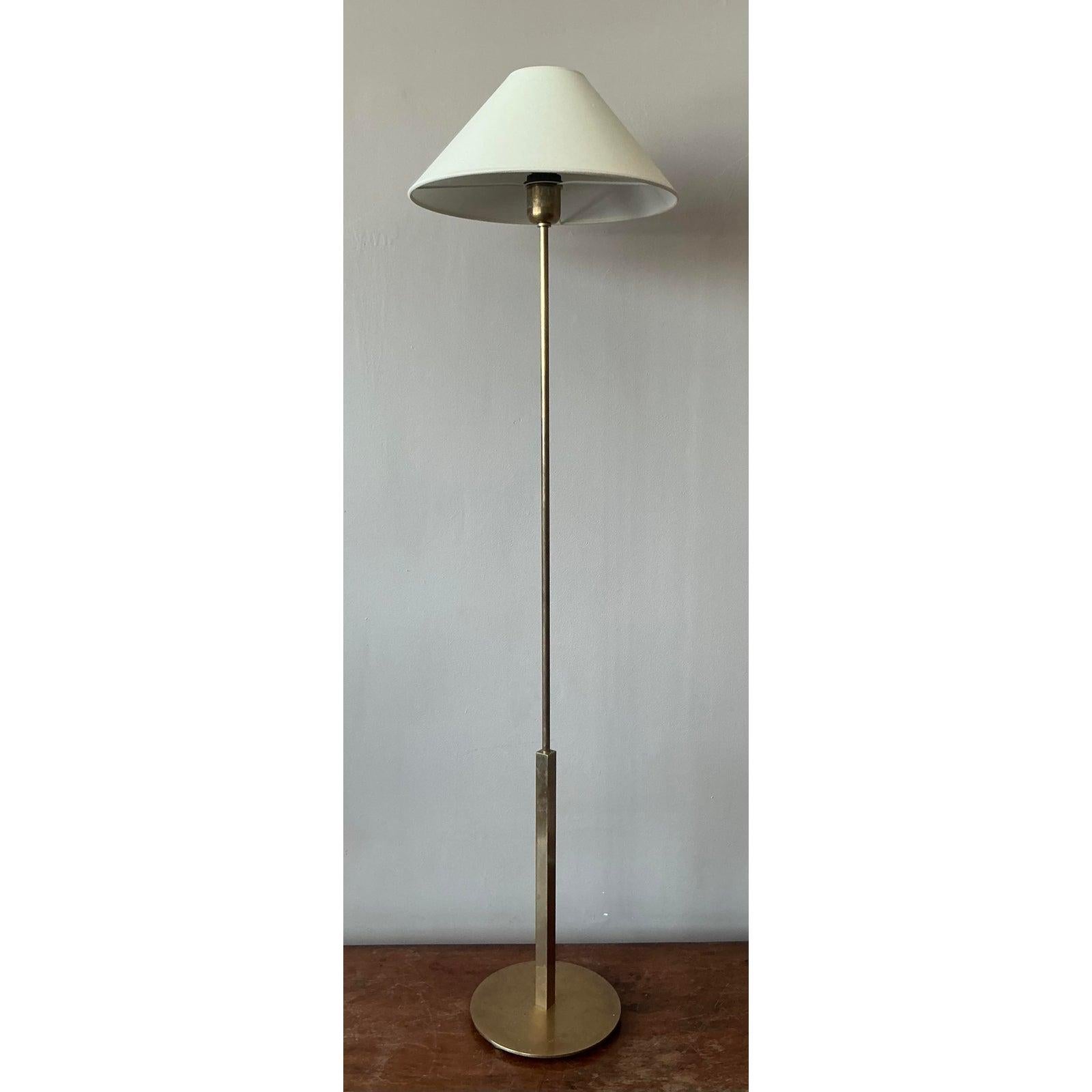 Rehaussez votre espace de vie avec ce charmant lampadaire vintage en laiton, une pièce délicieuse qui allie sans effort des sensibilités Boho Chic à un design intemporel. Fabriquée dans les années 1970, cette lampe présente une colonne en laiton