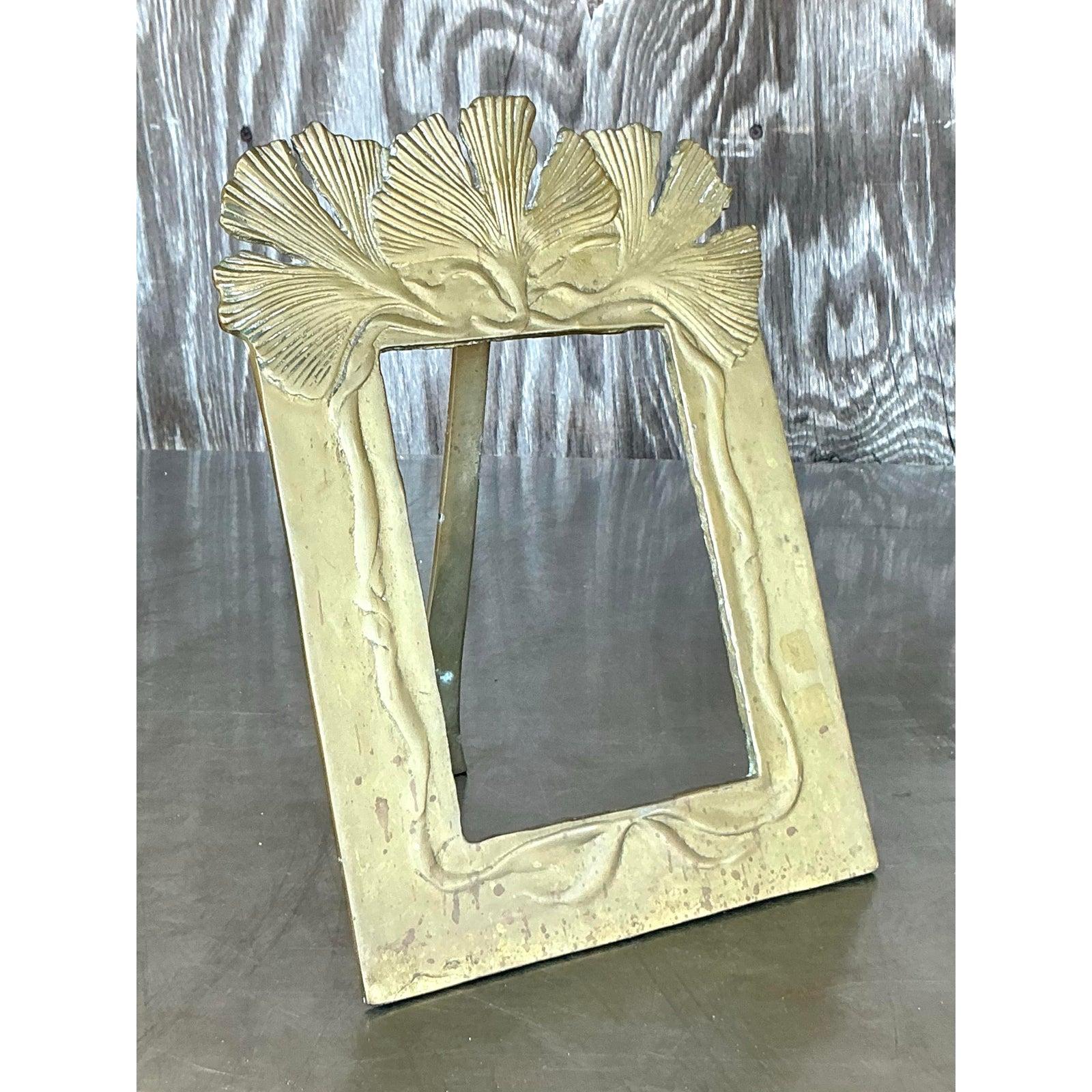 Schmücken Sie Ihre wertvollen Erinnerungen mit der natürlichen Eleganz dieses Ginkgo-Rahmens im Vintage-Boho-Stil. Dieser wunderschöne, aus massivem Messing gefertigte Rahmen weist ein atemberaubendes und detailliertes Ginkgoblattmotiv auf, das sich