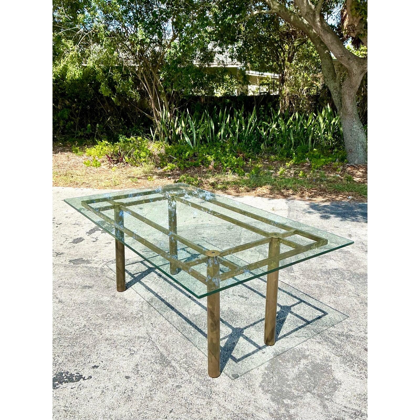 Élevez votre expérience culinaire avec cette étonnante table de salle à manger Vintage By By Brass Grid. Dotée d'une base en laiton brillant et d'un design en grille ouverte, cette table équilibre parfaitement une structure géométrique audacieuse
