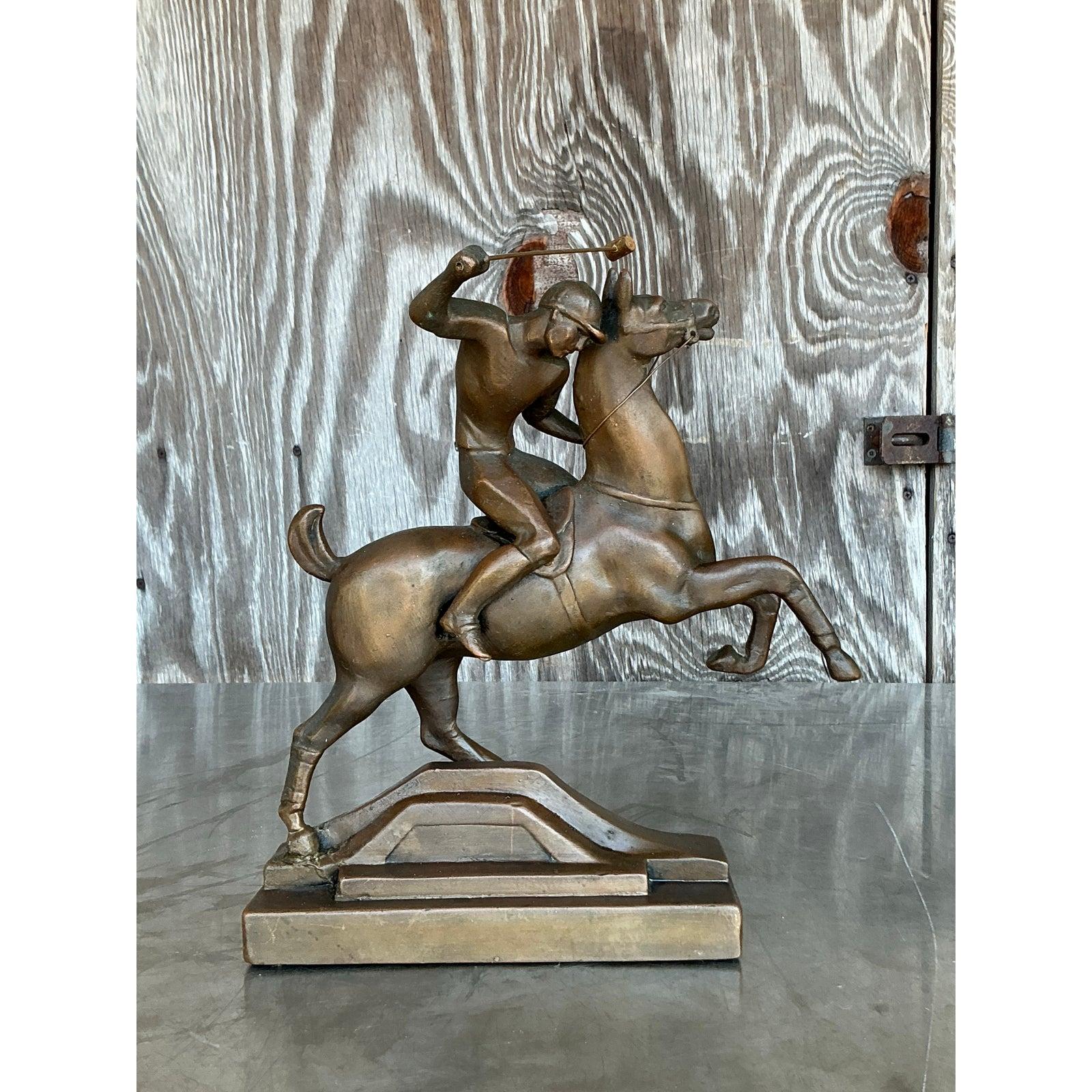 Audace e piena di movimento, questa scultura vintage in ottone Boho cattura l'intensità dinamica di un cavaliere di polo in piena corsa. Il cavaliere e il cavallo rampante sono fusi in ottone massiccio con una patina calda e invecchiata, che