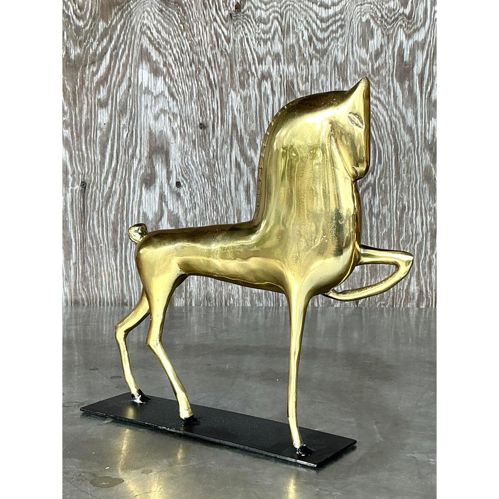 Ajoutez une touche de charme vintage à votre espace avec cet exquis cheval Vintage Boho en laiton sur pied, une pièce frappante qui mêle art et histoire. Fabriquée en laiton massif avec une finition dorée lustrée, cette sculpture du milieu du siècle