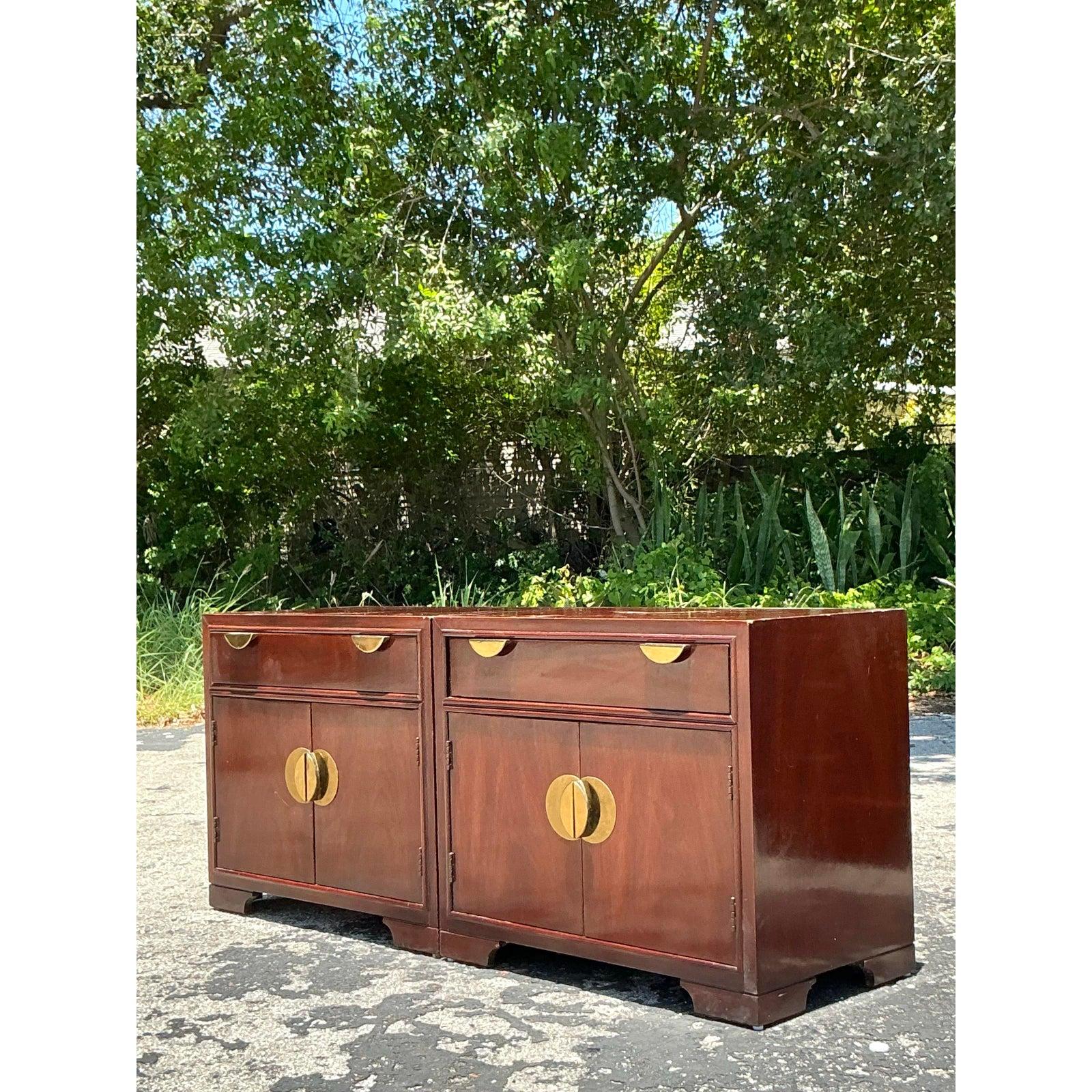 Hollywood Regency Paire de tables de nuit vintage Boho à médaillon en laiton en vente