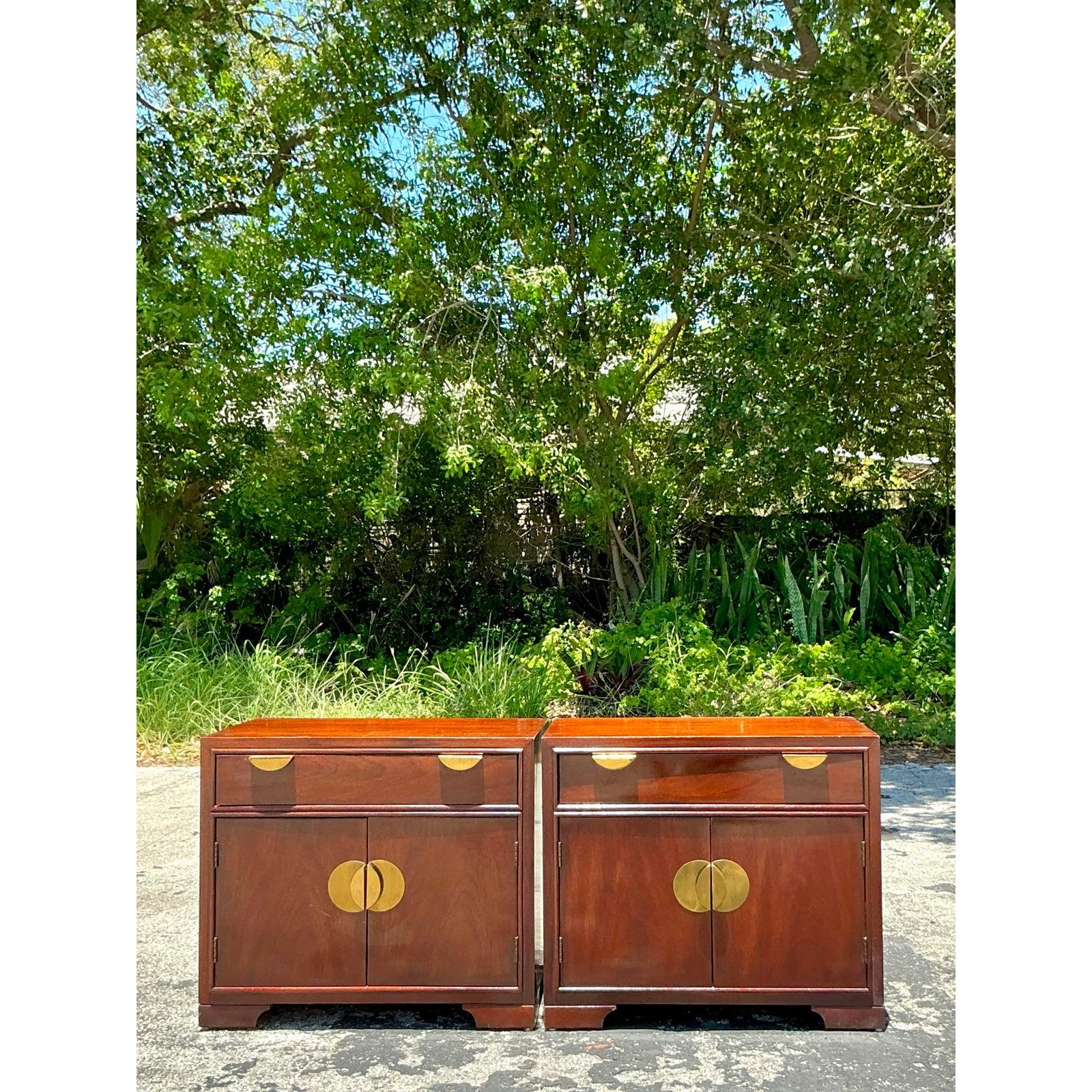 Américain Paire de tables de nuit vintage Boho à médaillon en laiton en vente