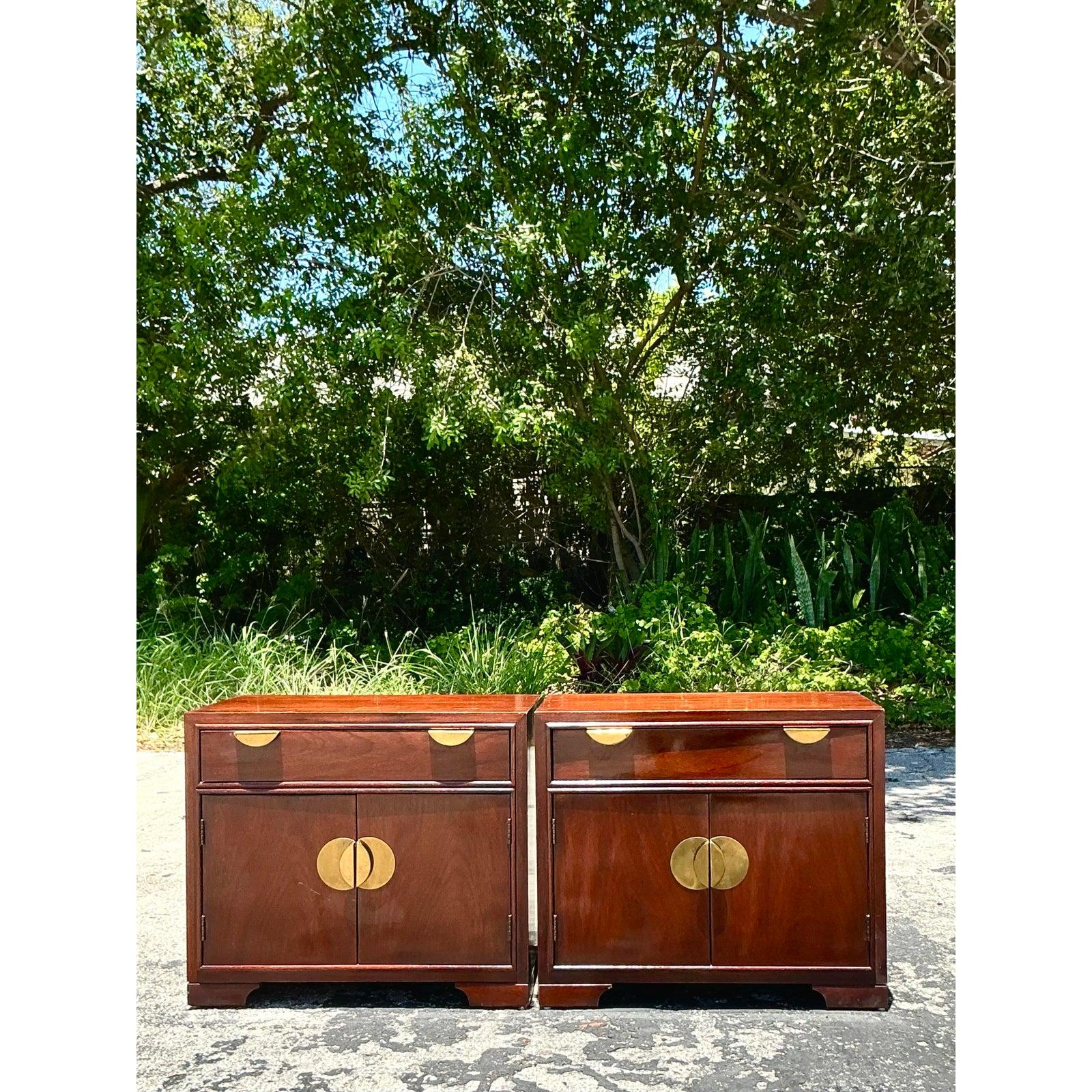 Paire de tables de nuit vintage Boho à médaillon en laiton Bon état - En vente à west palm beach, FL