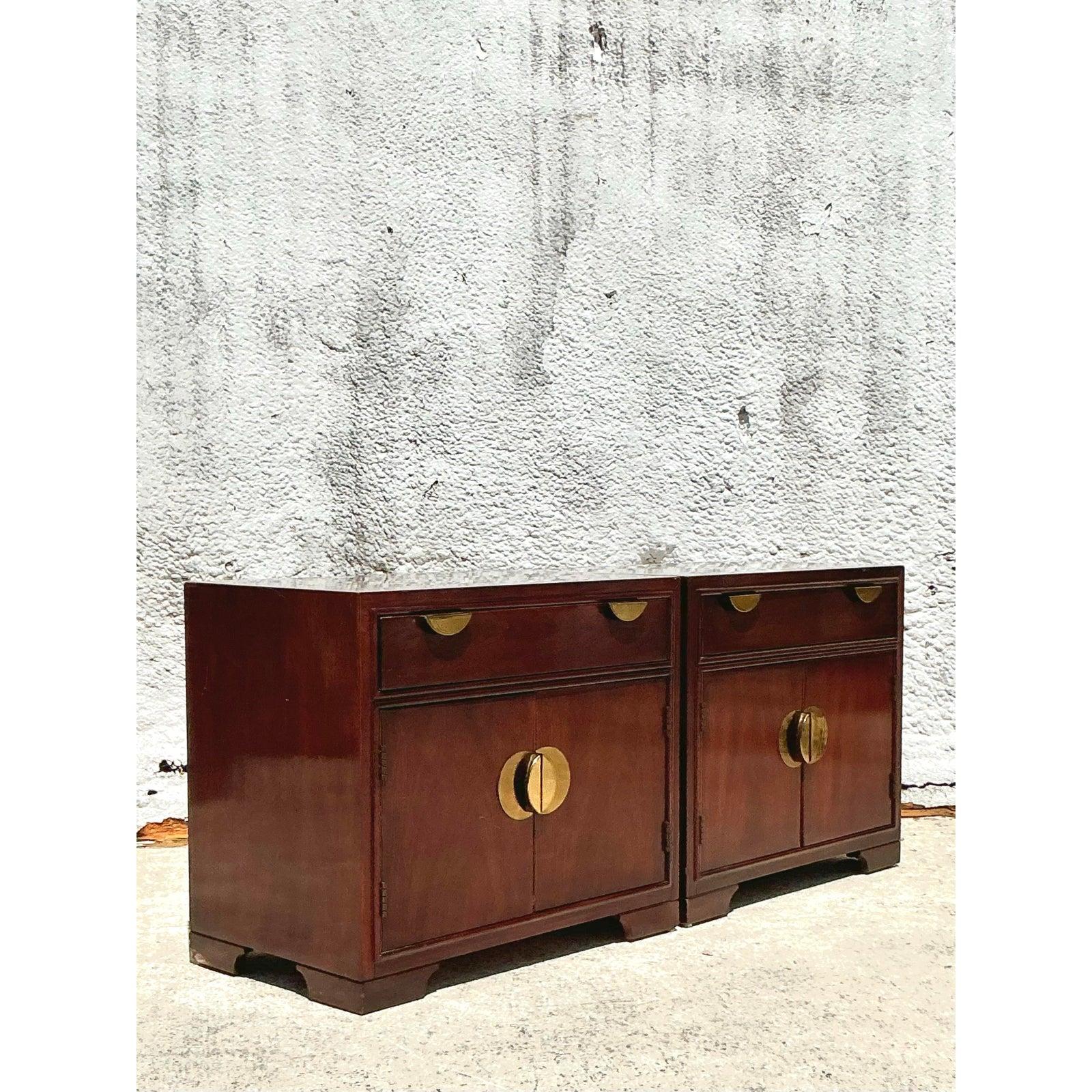 Laiton Paire de tables de nuit vintage Boho à médaillon en laiton en vente