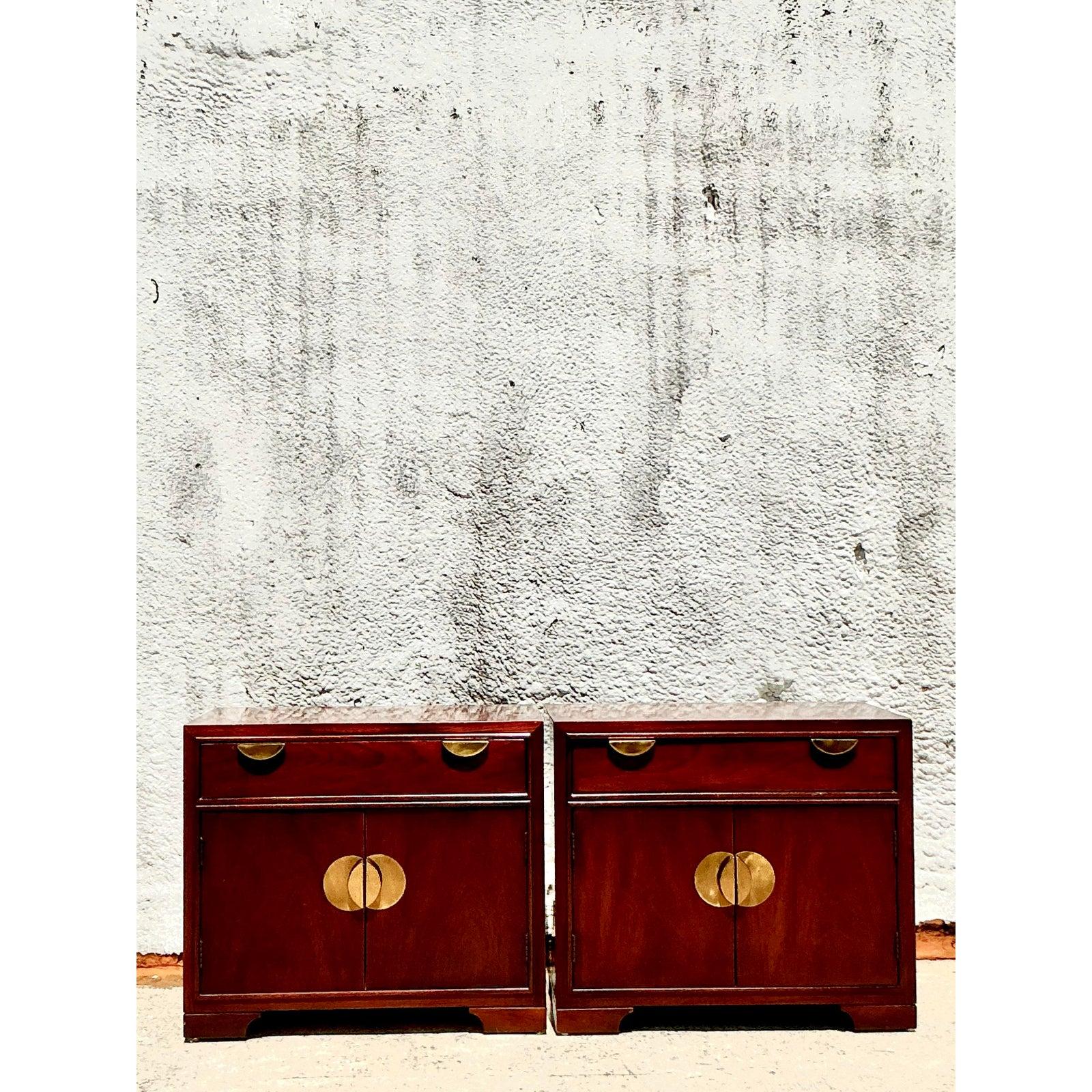 Paire de tables de nuit vintage Boho à médaillon en laiton en vente 2