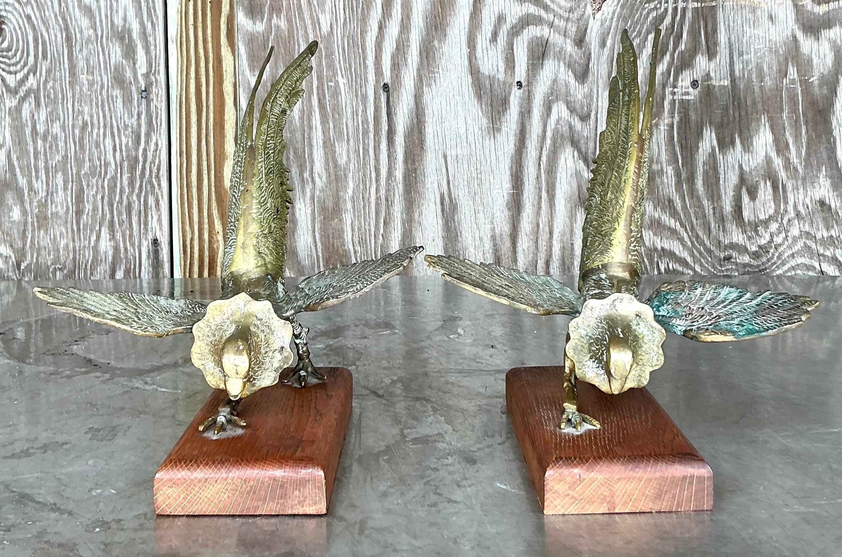 Ajoutez une touche de charme et d'élégance vintage à votre décor avec cette paire de faisans Vintage Boho en laiton. Ces sculptures en laiton aux détails complexes mettent en valeur la forme gracieuse et les délicats motifs de plumes des faisans,