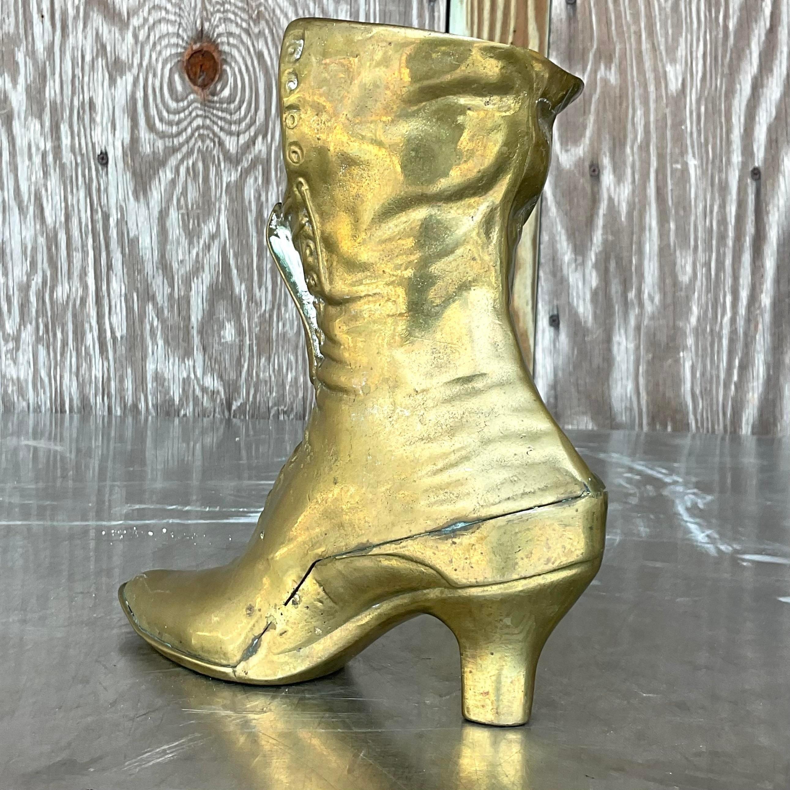 Adéntrate en el encanto atemporal con nuestra Bota Victoriana Vintage Boho Brass. Esta pieza ornamentada combina la elegancia victoriana con un toque bohemio, lo que la convierte en un acento único y con estilo para cualquier habitación.