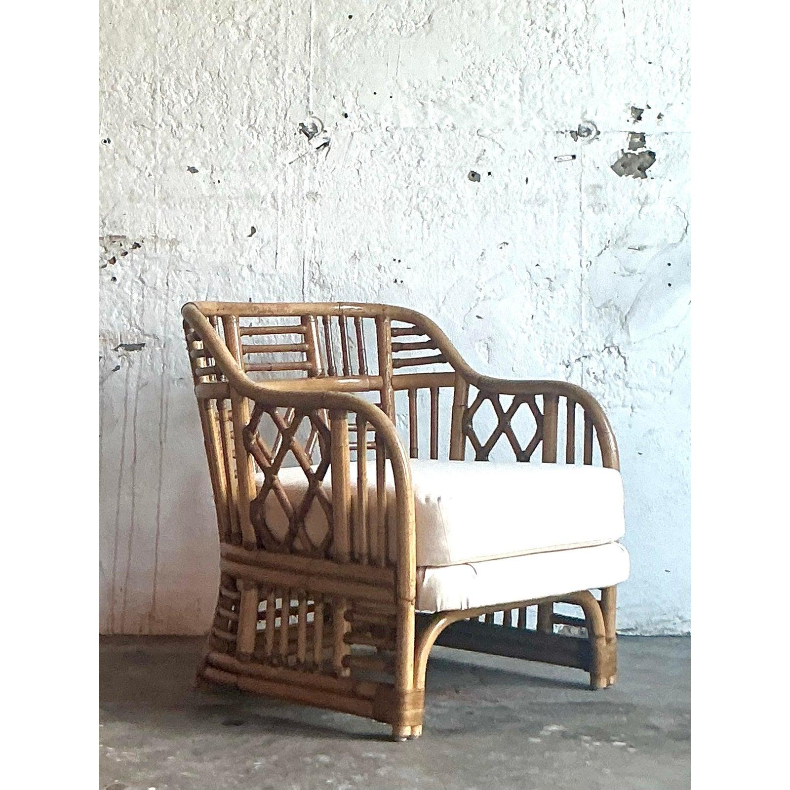 Retrouvez le glamour emblématique de la Régence anglaise avec cette superbe chaise longue vintage, inspirée du célèbre style du Pavillon de Brighton. Fabriqué à la main en rotin étuvé et plié, il présente une silhouette chic en forme de tonneau et