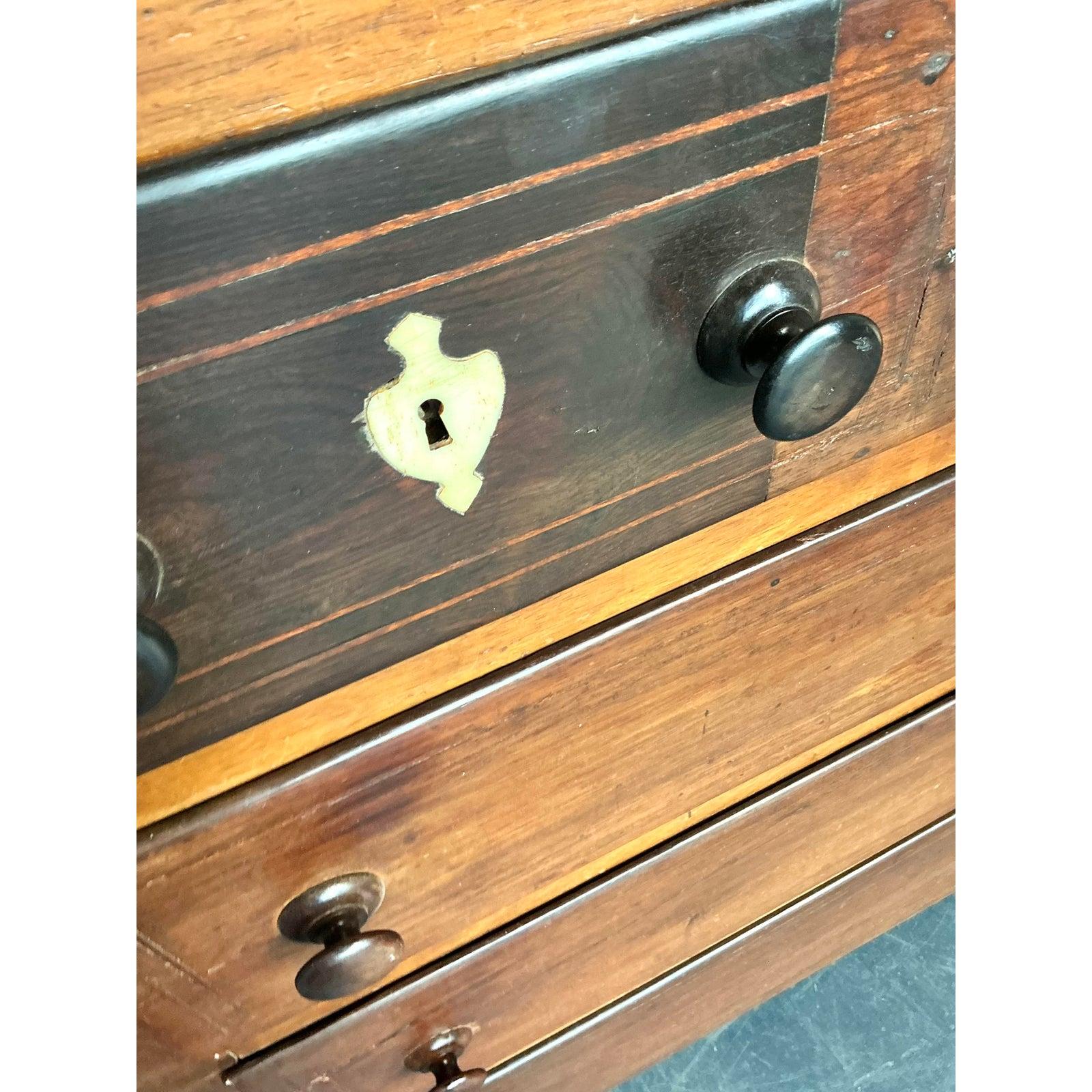 Cassettiera vintage con intarsio in osso di British Colonial in vendita 3