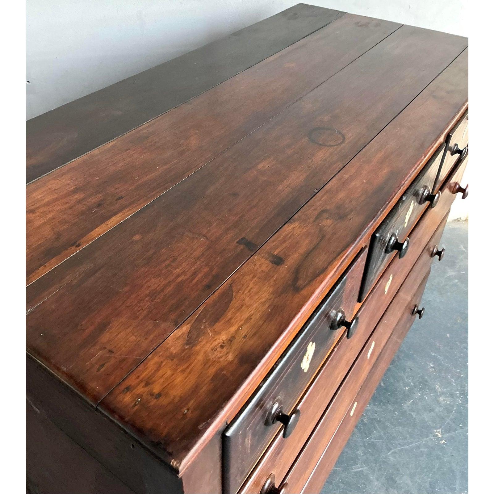 Cassettiera vintage con intarsio in osso di British Colonial in vendita 4