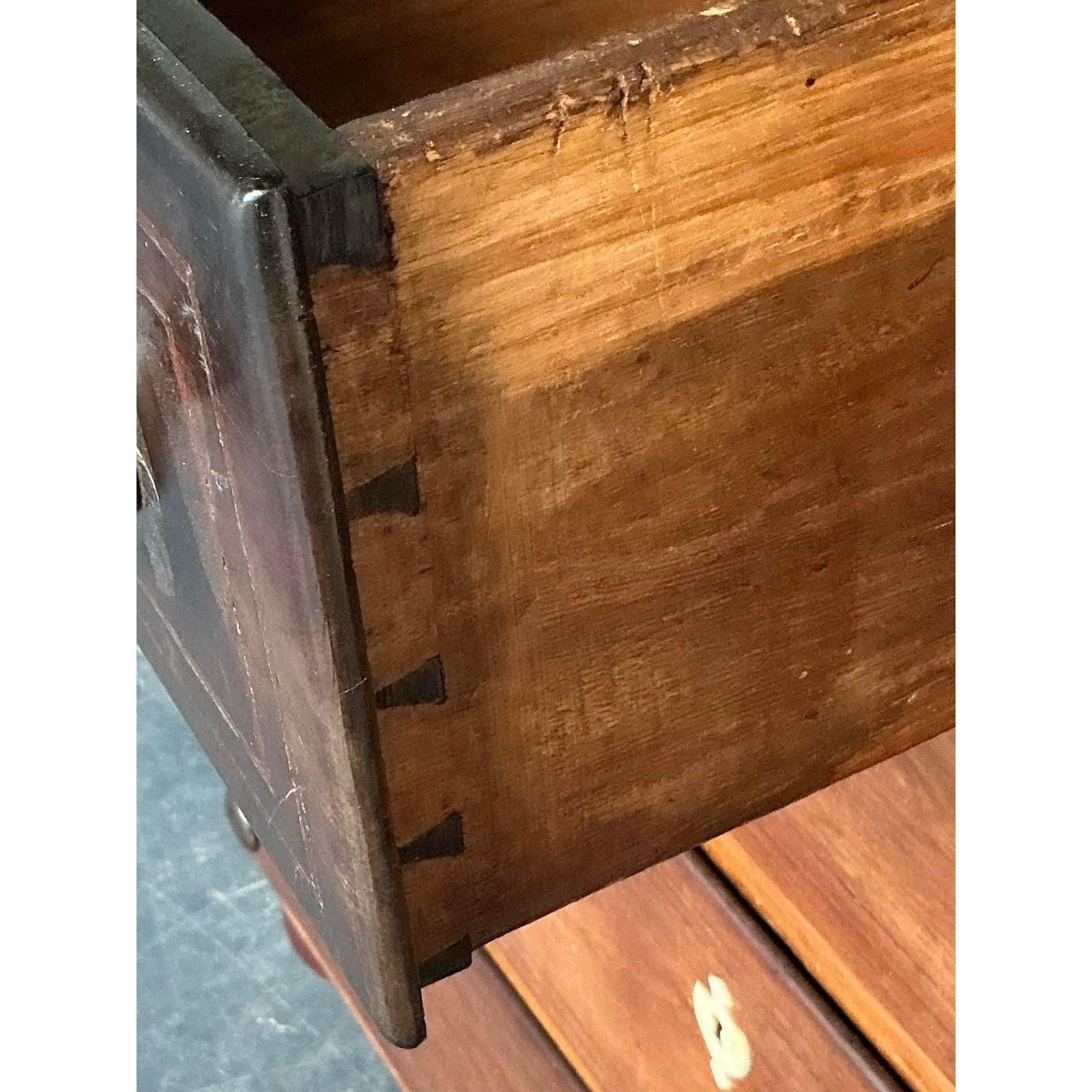 Cassettiera vintage con intarsio in osso di British Colonial in vendita 5