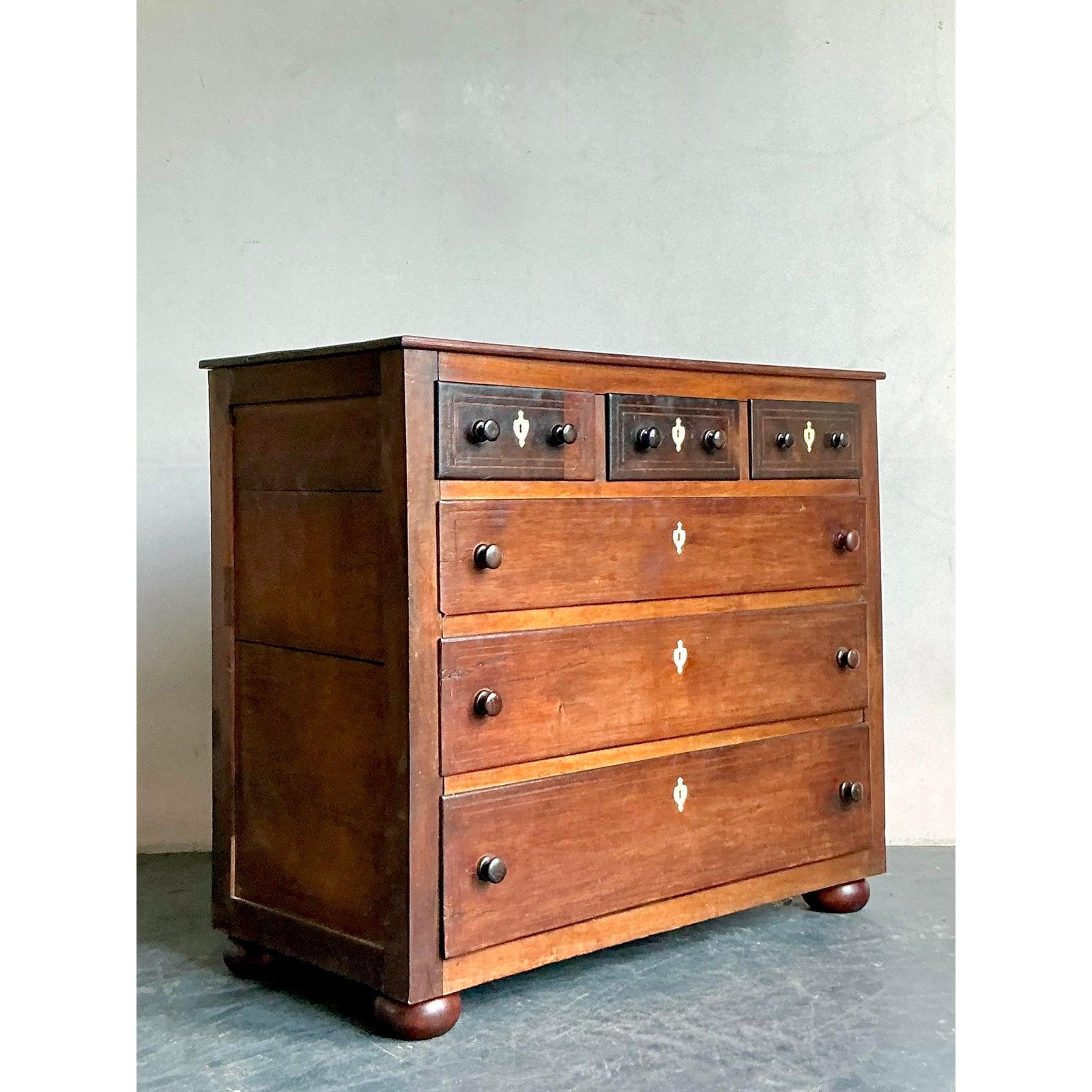 Coloniale britannico Cassettiera vintage con intarsio in osso di British Colonial in vendita