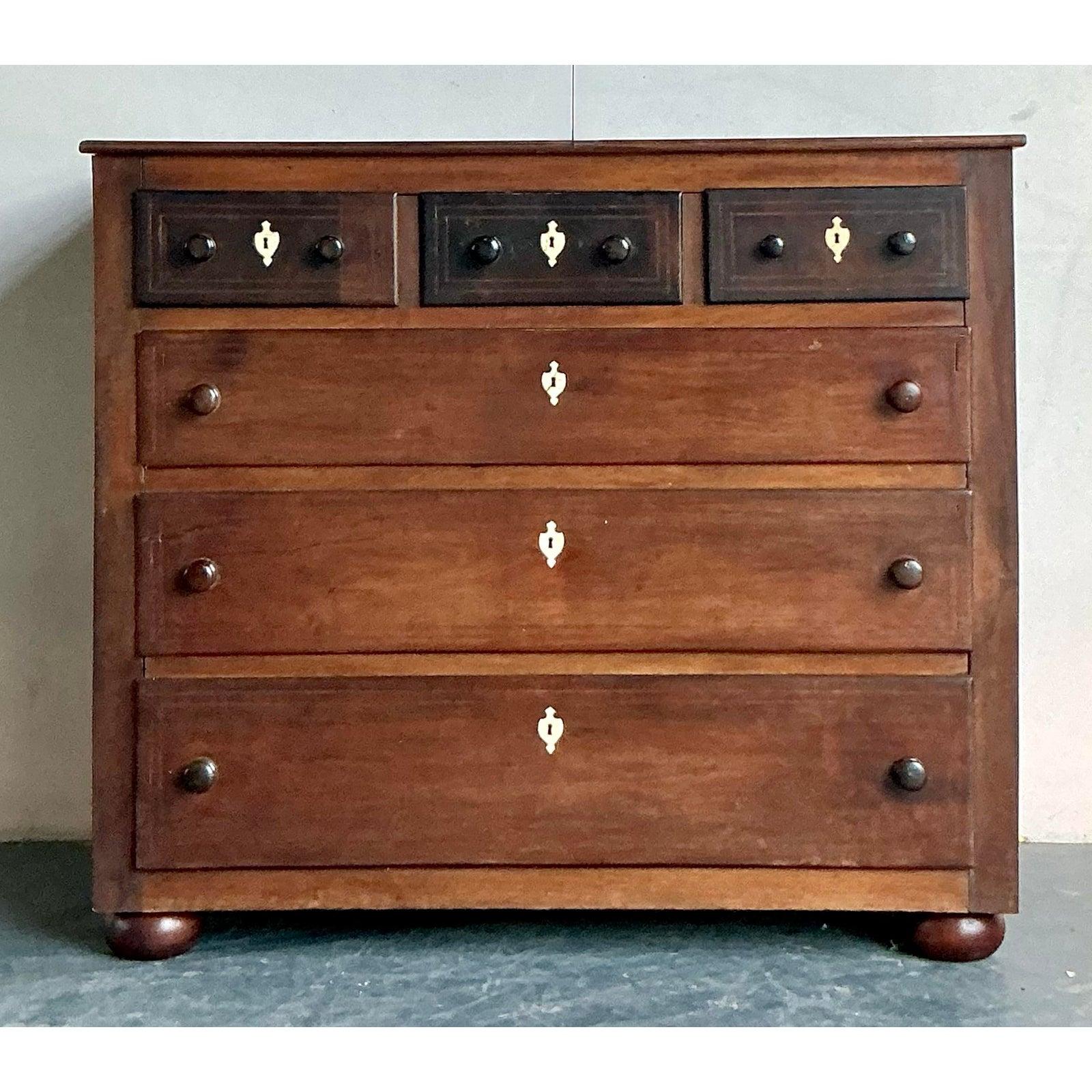 Americano Cassettiera vintage con intarsio in osso di British Colonial in vendita