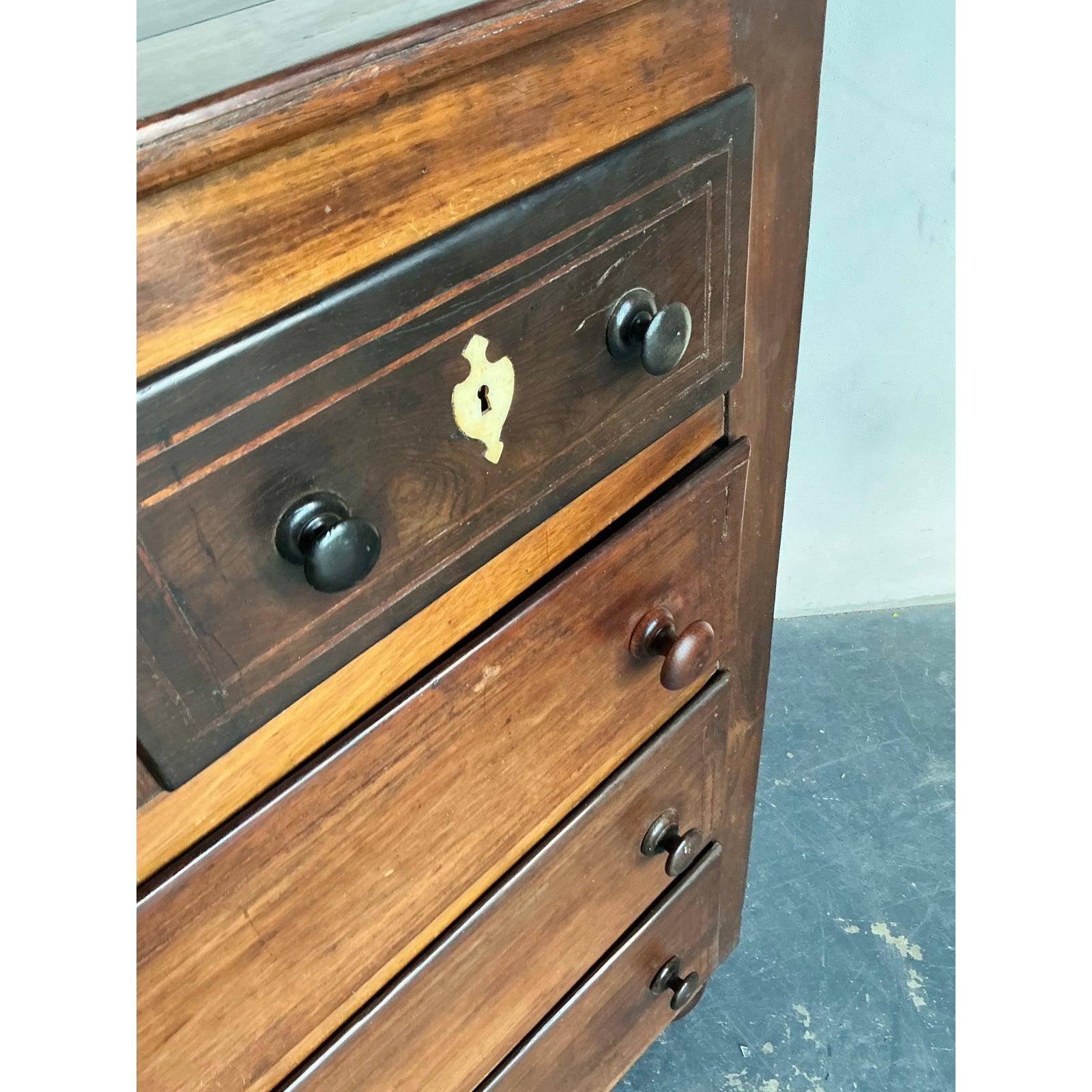 XX secolo Cassettiera vintage con intarsio in osso di British Colonial in vendita