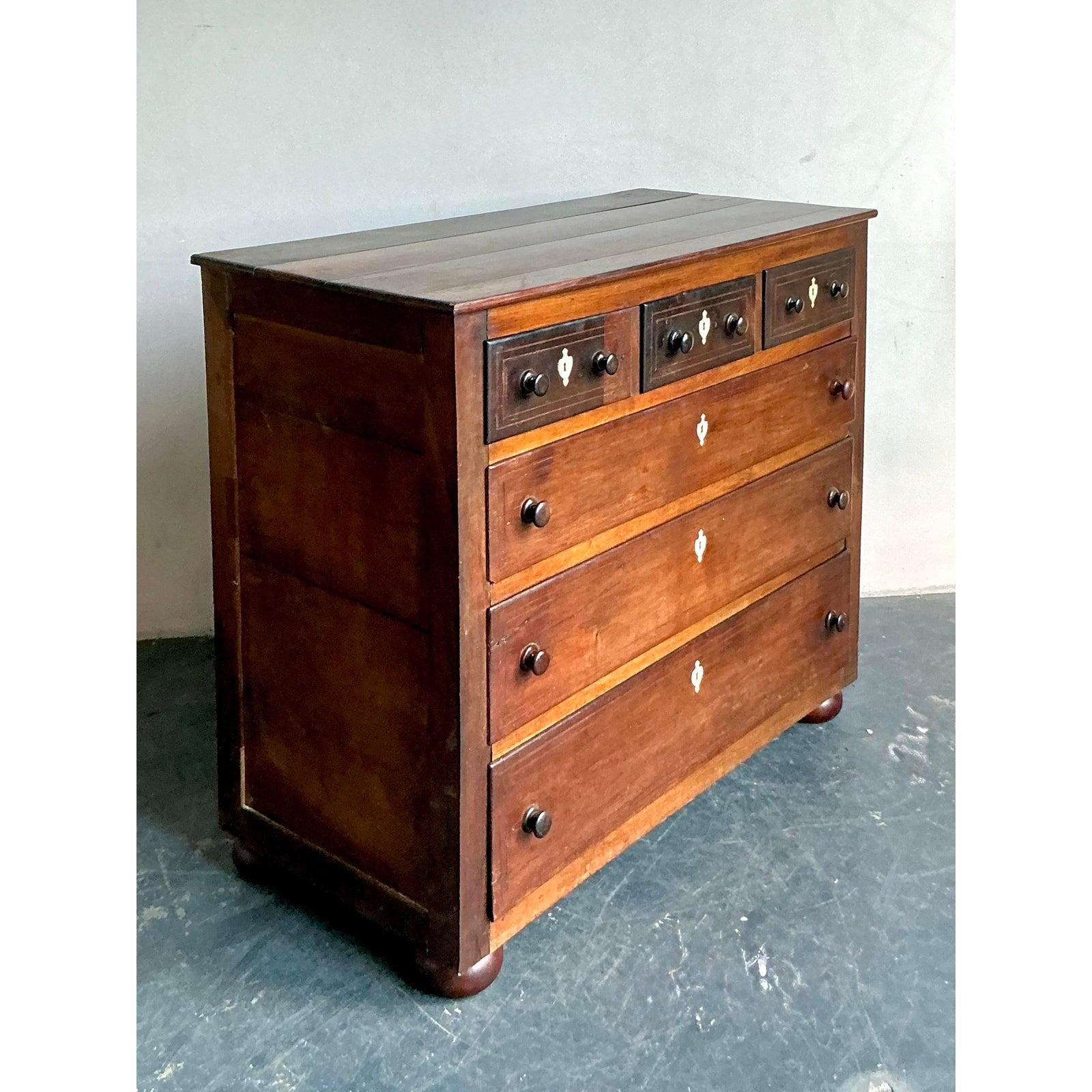 Ottone Cassettiera vintage con intarsio in osso di British Colonial in vendita