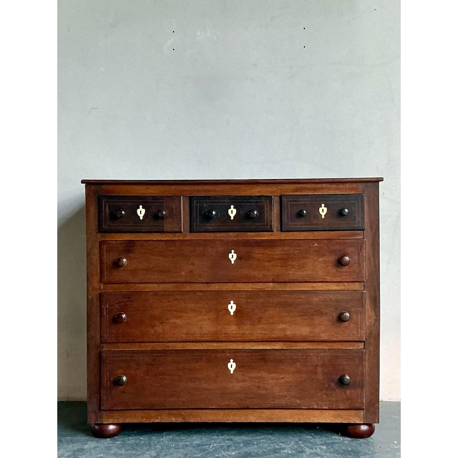 Cassettiera vintage con intarsio in osso di British Colonial in vendita 1