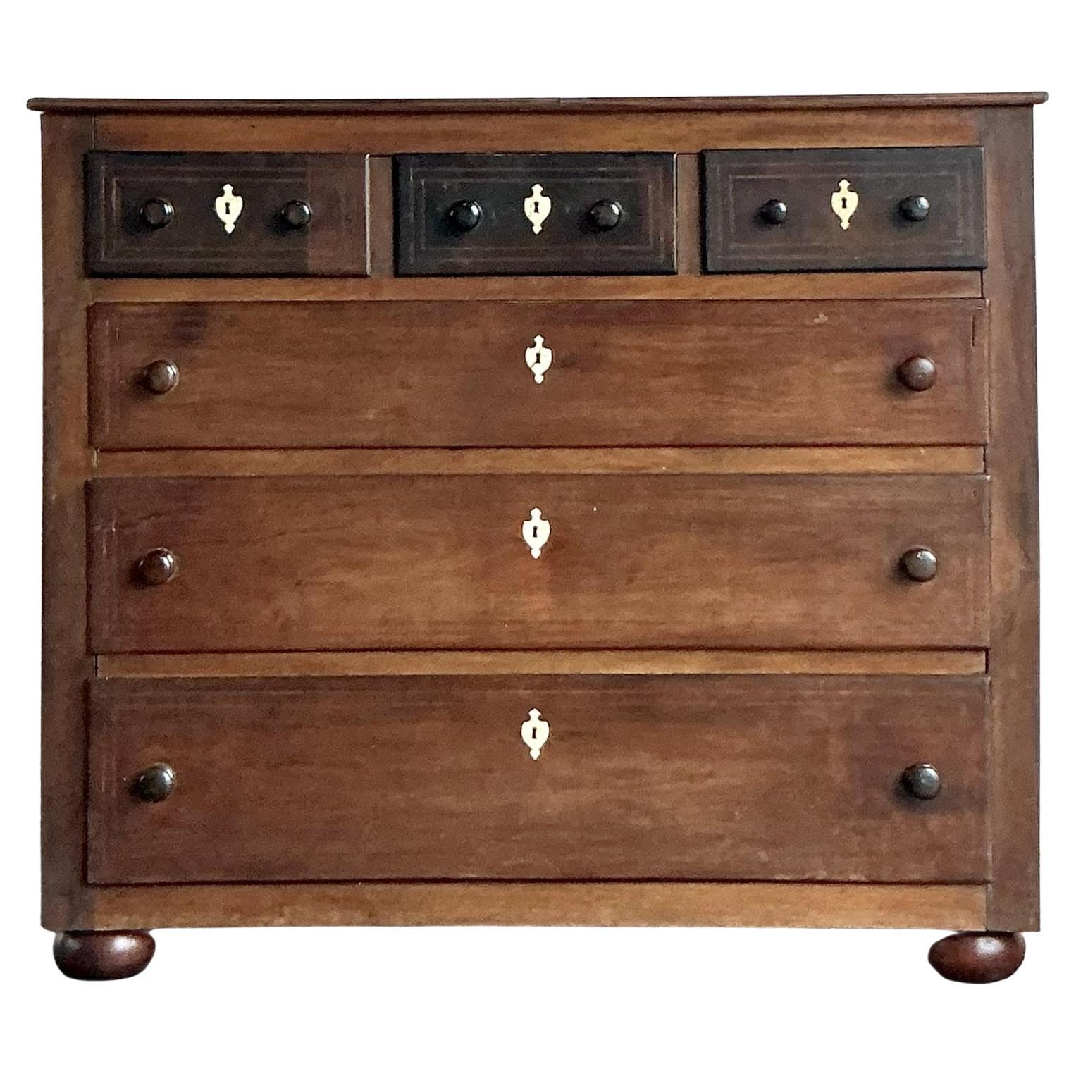 Cassettiera vintage con intarsio in osso di British Colonial in vendita