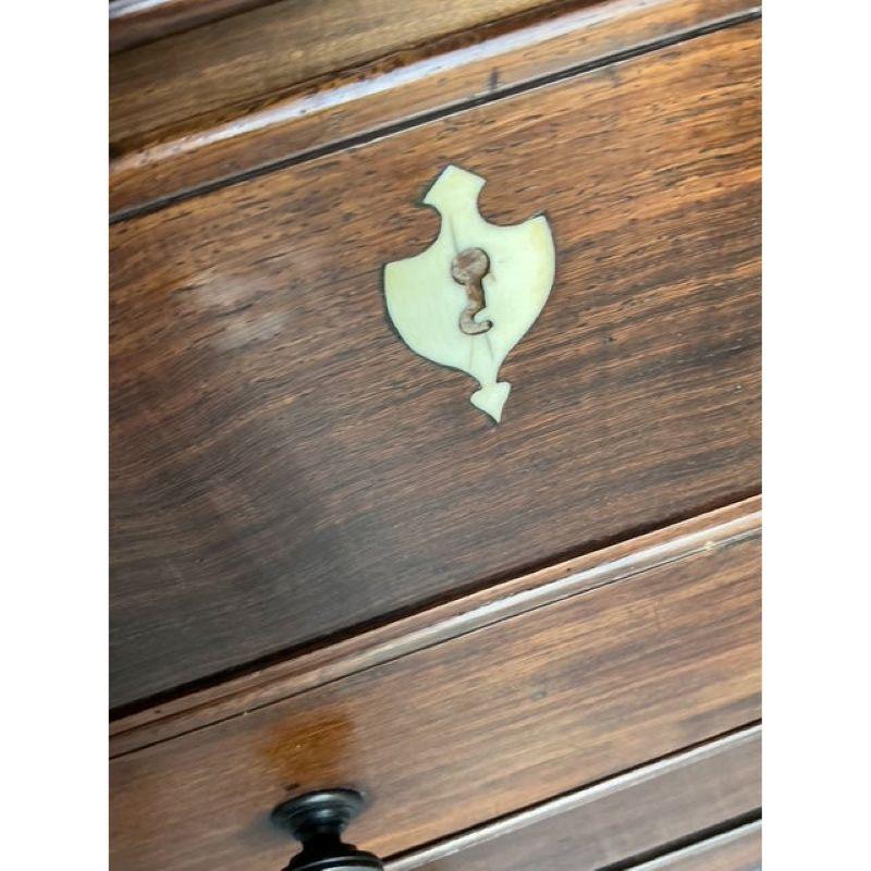 Vintage By Colonial British Colonial coffre sculpté avec écussons en os en vente 3