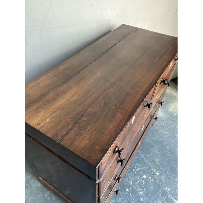 Britannique Vintage By Colonial British Colonial coffre sculpté avec écussons en os en vente