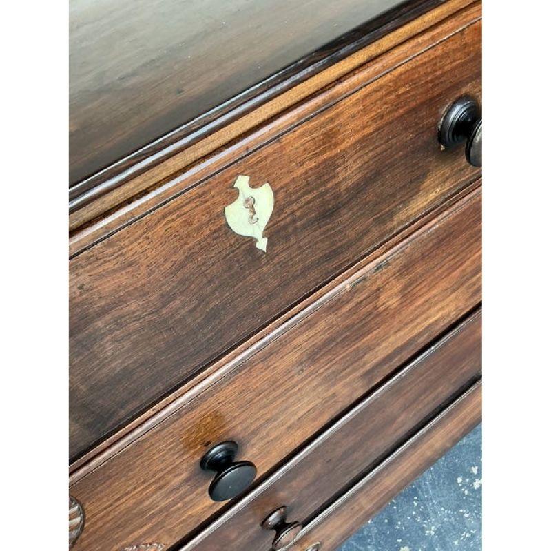 Laiton Vintage By Colonial British Colonial coffre sculpté avec écussons en os en vente