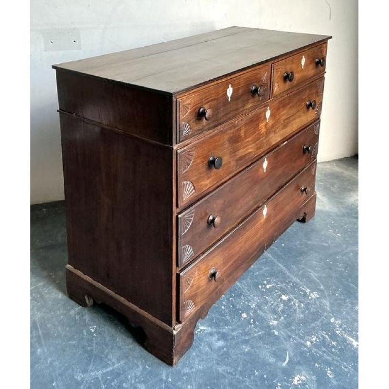 Vintage By Colonial British Colonial coffre sculpté avec écussons en os en vente 2