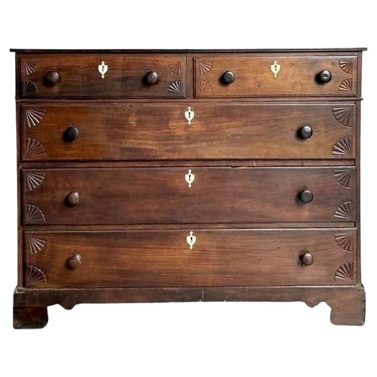 Cassapanca vintage British Colonial intagliata con scanalature in osso