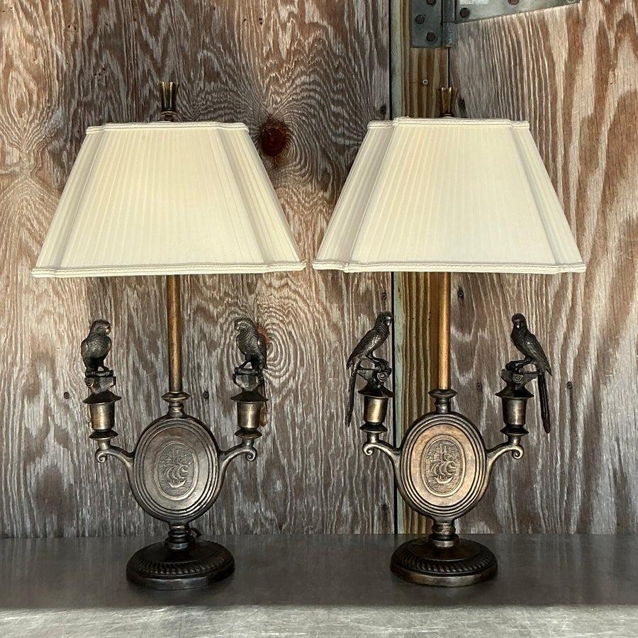 Ilumina tu espacio con un encanto atemporal utilizando este par de lámparas boho vintage con forma de pájaro en bronce. Cada lámpara presenta un pájaro de bronce intrincadamente detallado posado sobre una base decorativa, que combina la elegancia