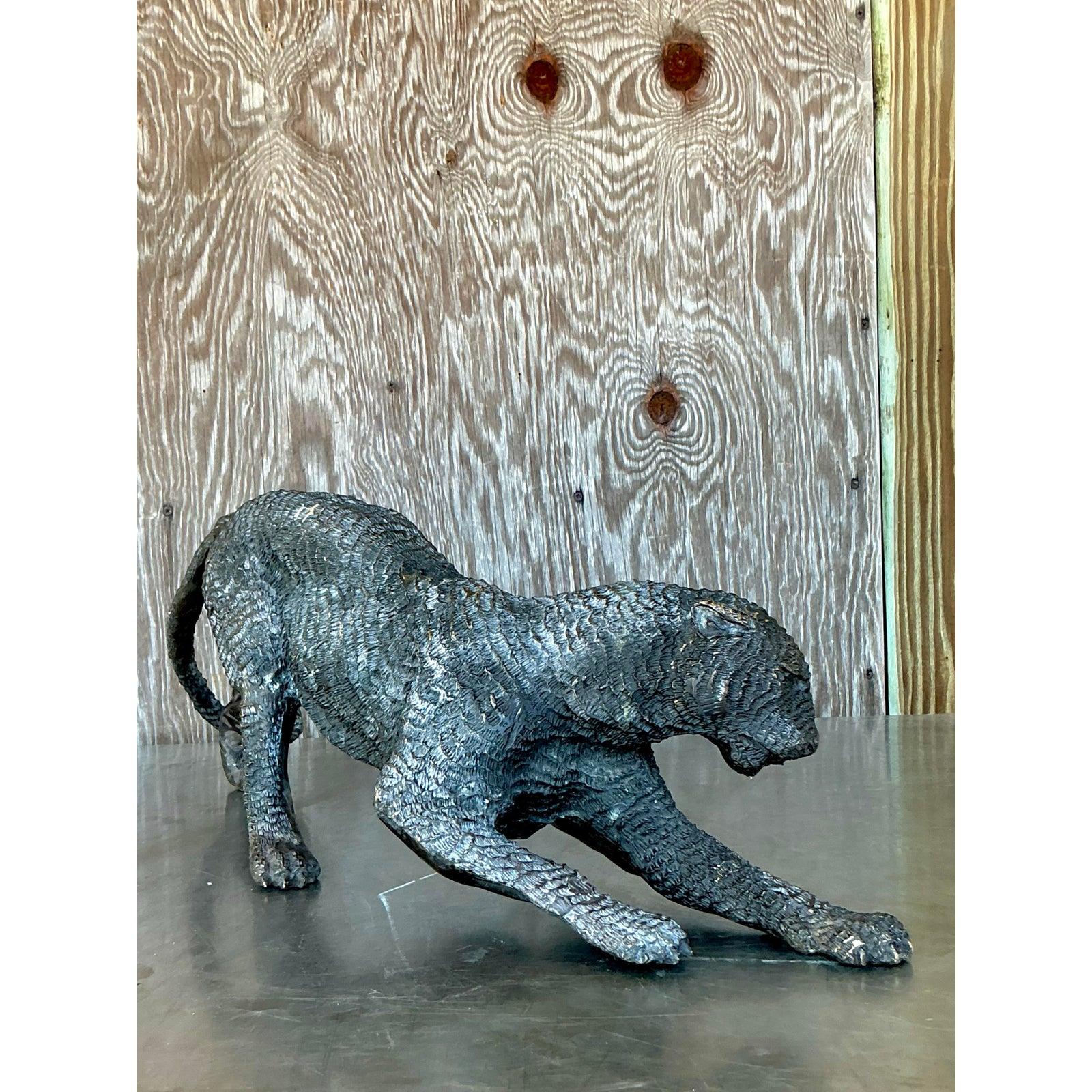 Dai un tocco di selvaggia raffinatezza al tuo arredamento con questa splendida statua vintage di pantera nera. Realizzato con maestria, questo pezzo sostanziale cattura la forma elegante e muscolosa del felino che si aggira in una posa dinamica e