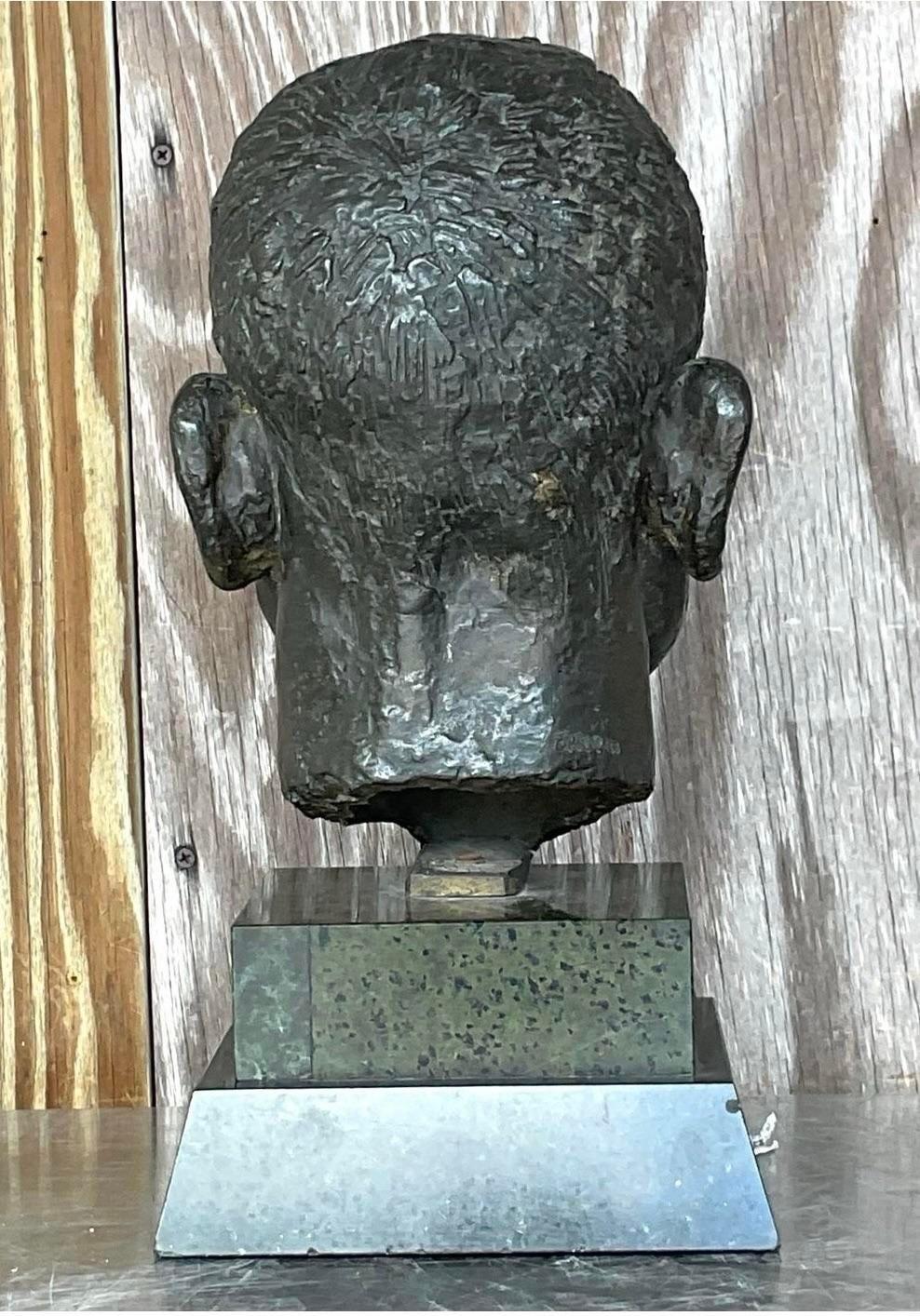 Diese Bronzebüste eines Mannes im Boho-Stil, inspiriert von Jacob Epsteins ikonischem Stil, lässt künstlerisches Flair aufkommen. Diese in Amerika gefertigte Skulptur mit unverwechselbarem Charakter fängt die Essenz der böhmischen Eleganz ein und