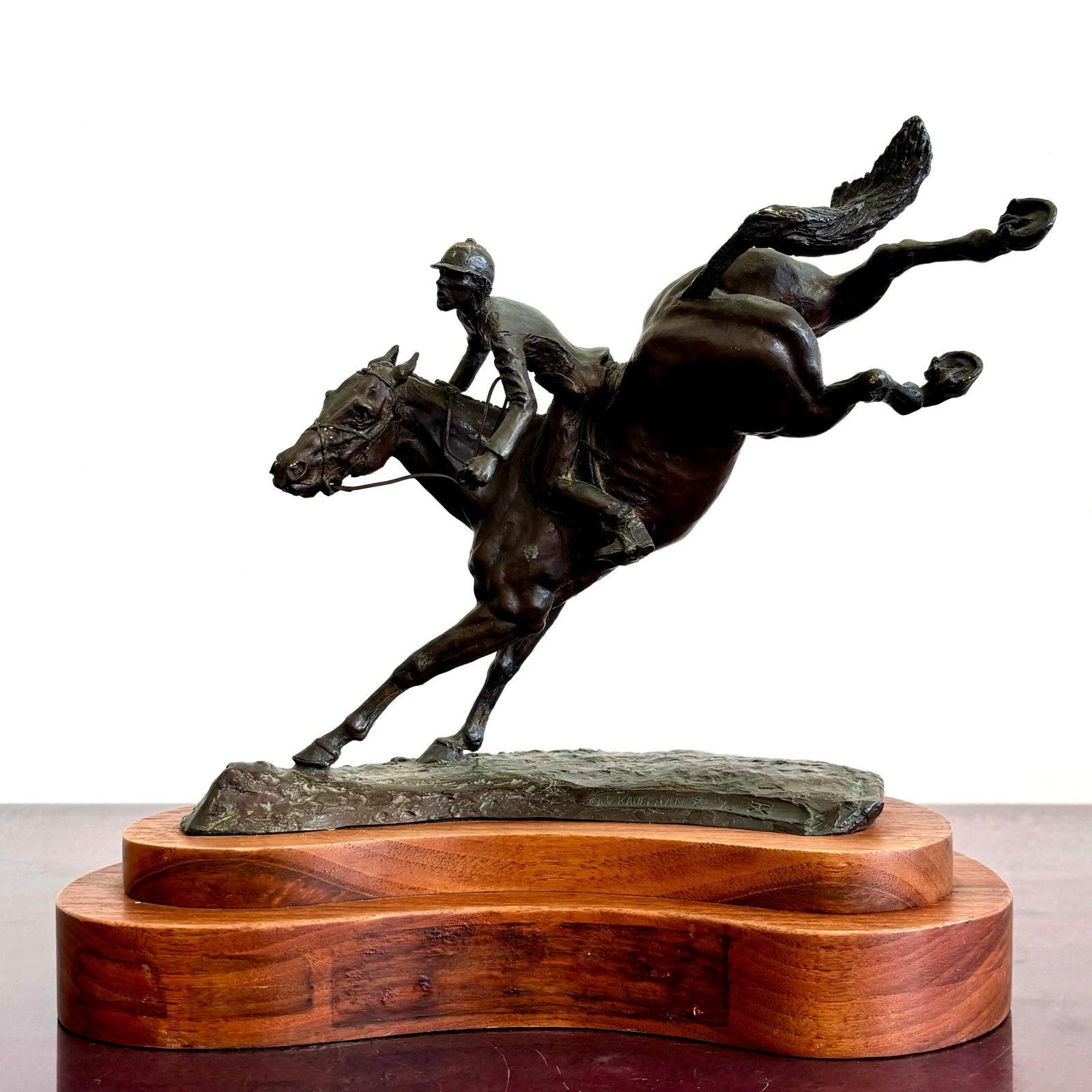 Cavaliere Boho d'epoca in bronzo fuso su base di legno intagliato In condizioni buone in vendita a West Palm Beach, FL