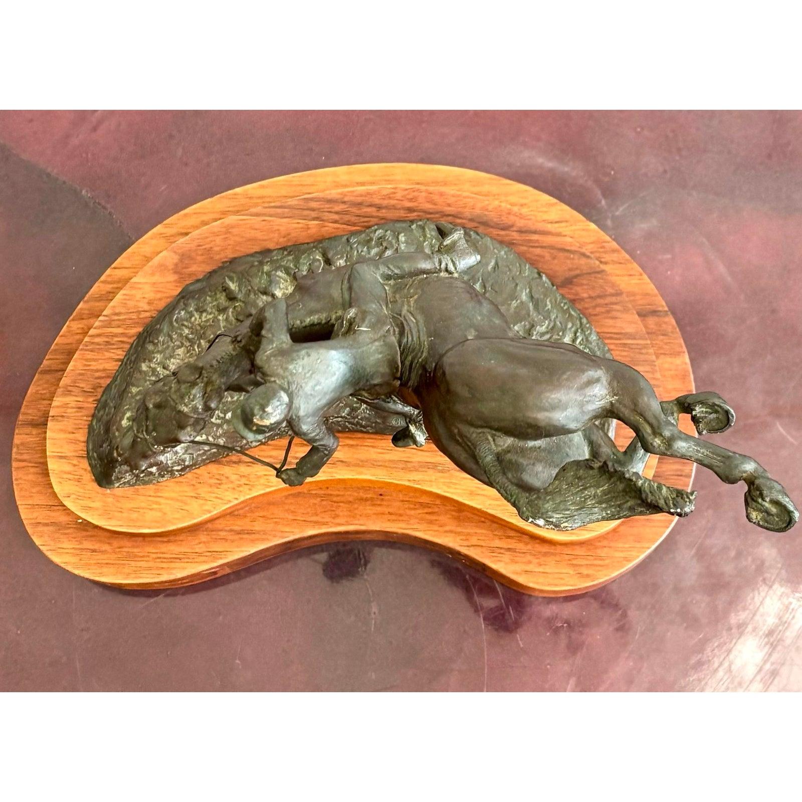 XX secolo Cavaliere Boho d'epoca in bronzo fuso su base di legno intagliato in vendita