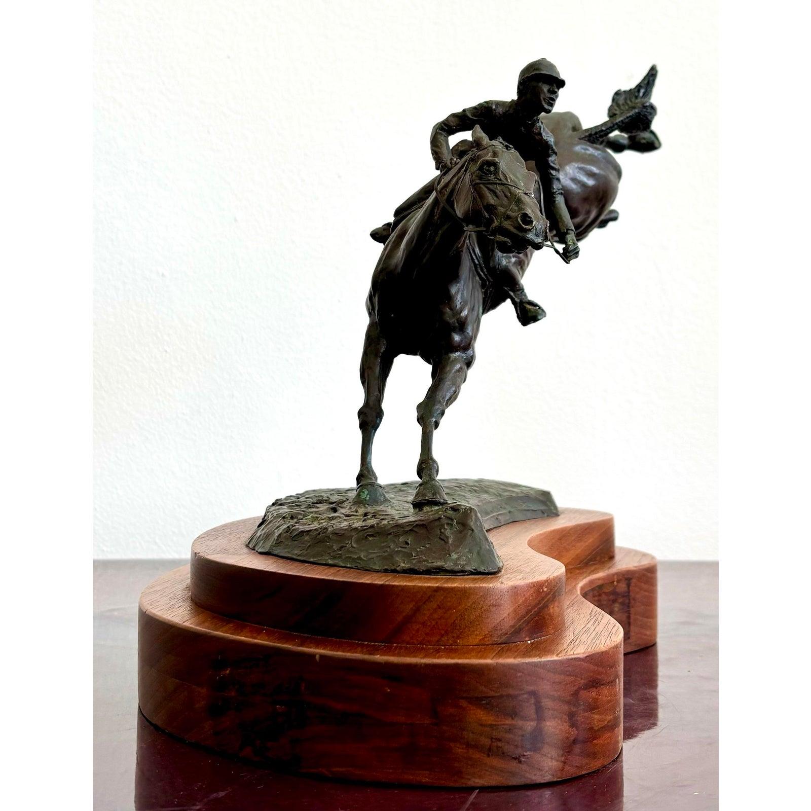 Metallo Cavaliere Boho d'epoca in bronzo fuso su base di legno intagliato in vendita