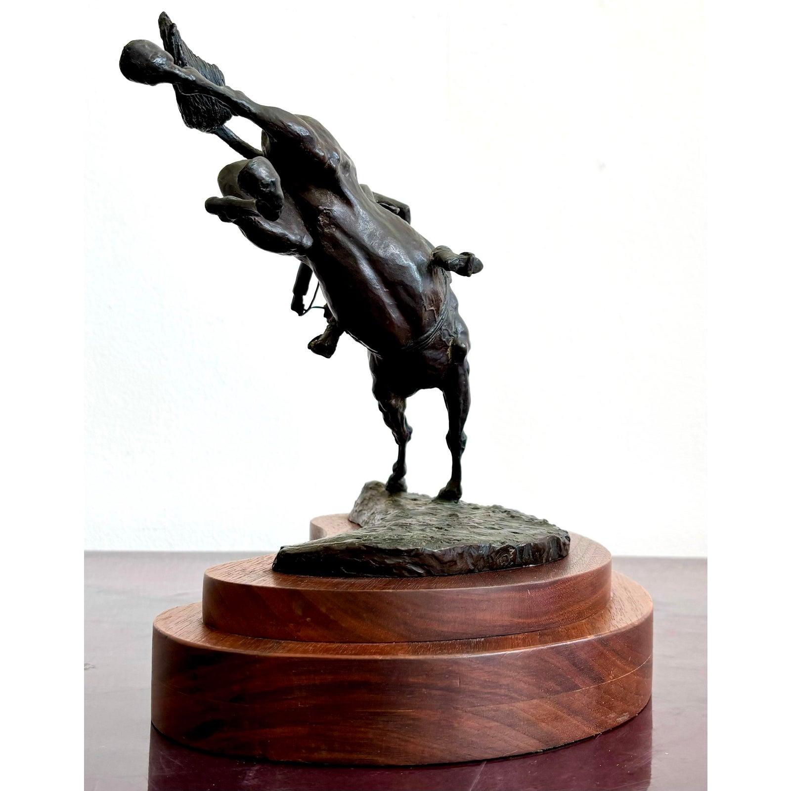Cavaliere Boho d'epoca in bronzo fuso su base di legno intagliato in vendita 1