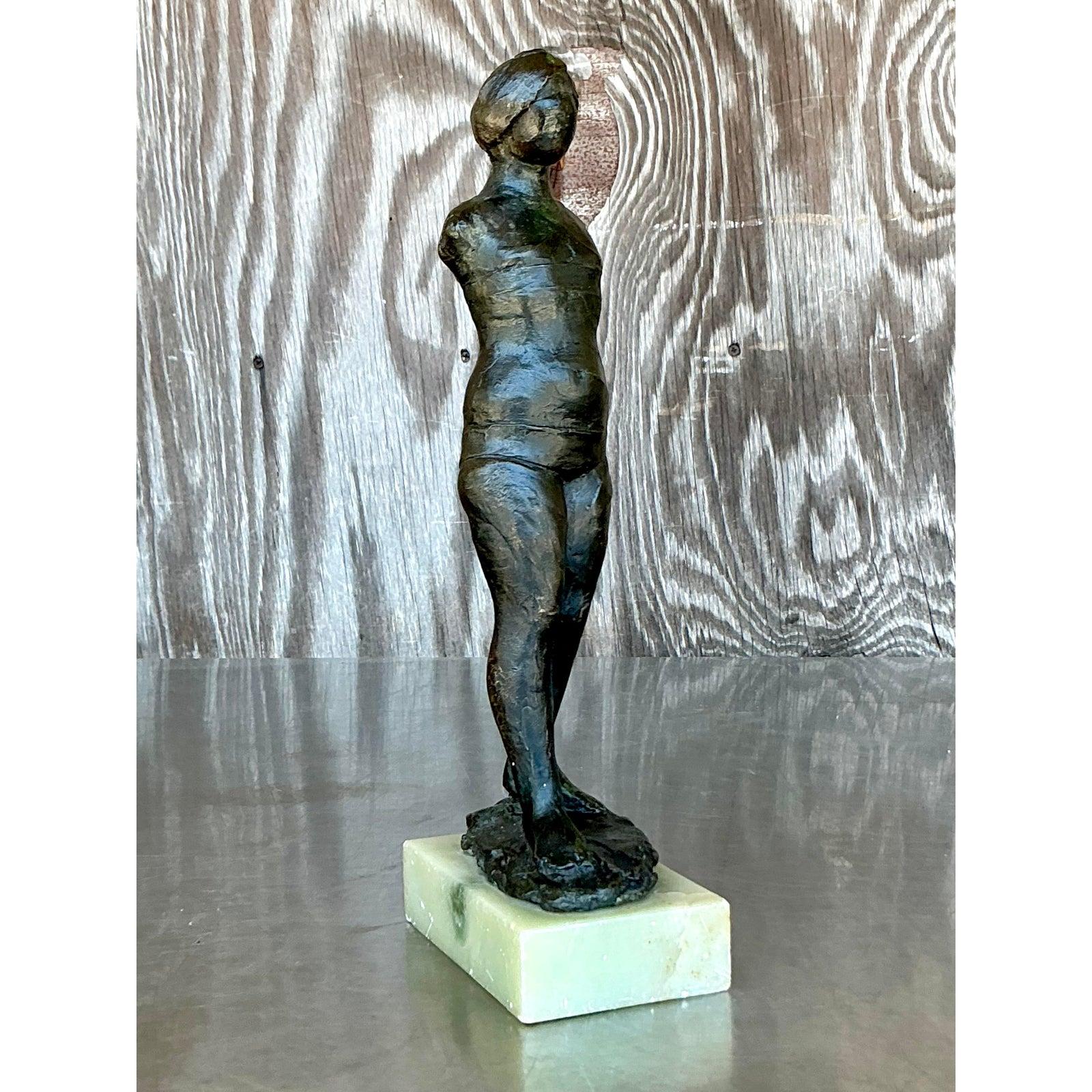 Introduci nella tua casa un tocco di sofisticata arte e una rappresentazione figurativa senza tempo con questa affascinante scultura femminile in bronzo vintage. Realizzato in uno stile espressivo e leggermente astratto che ricorda i torsi classici
