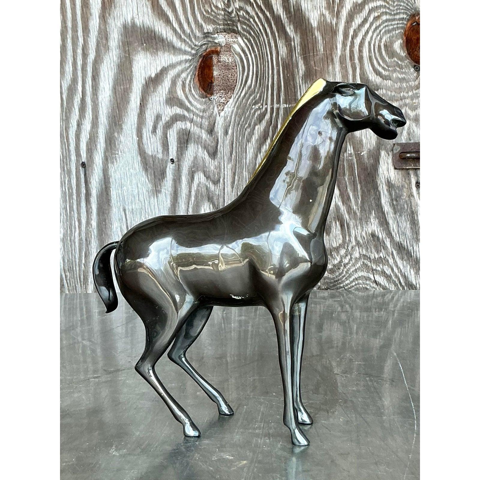 Gracieuse et expressive, cette sculpture de cheval en bronze Vintage par Loet Vanderveen capture magnifiquement l'essence de la force et de l'élégance équine en mouvement. Coulée dans un riche bronze patiné aux lignes épurées et stylisées et à la