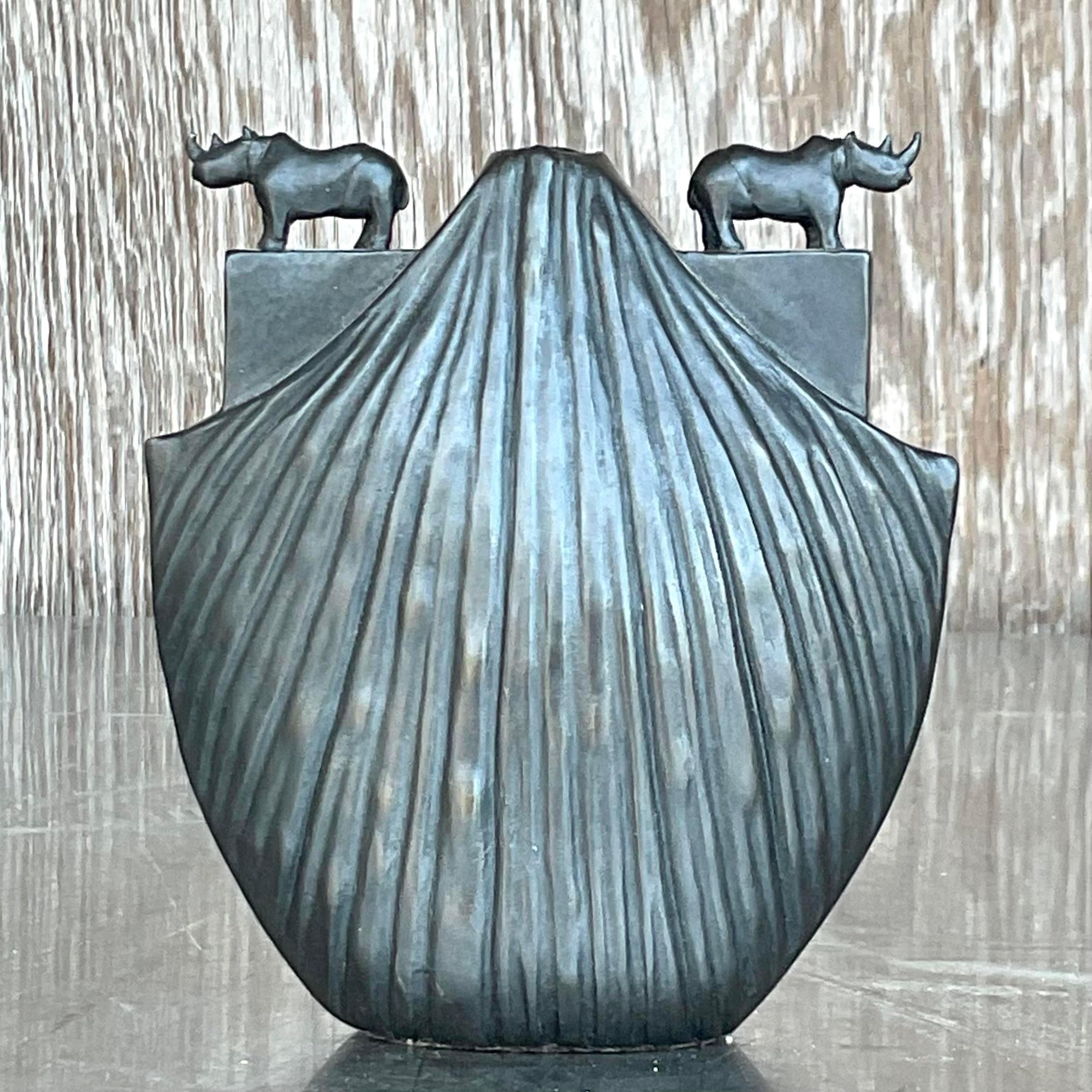 Un superbe vase rhinocéros vintage en bronze. Fabriqué à la main par le groupe Pozycinski. Acquis d'une propriété de Palm Beach.