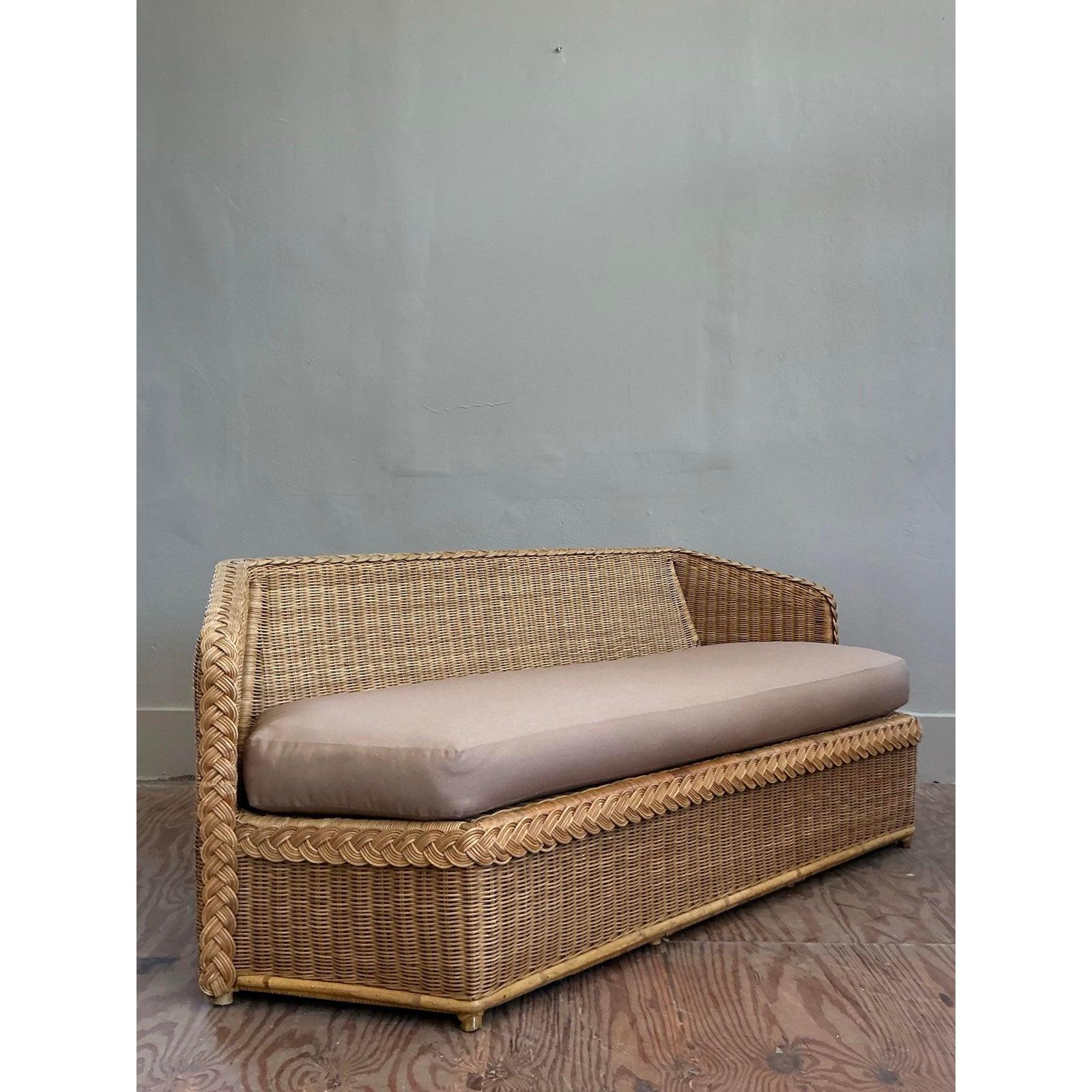 Sofá vintage boho de ratán facetado Brown Jordan Moderno orgánico en venta