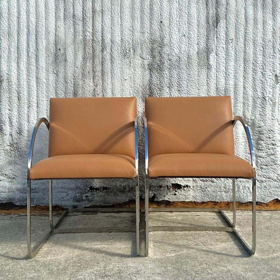 Setzen Sie ein mutiges Design-Statement mit diesen flachen Barstühlen im Vintage-Stil von Boho After Brueton. Mit ihren eleganten Flachstahlrahmen und den bequem gepolsterten Sitzen verkörpern diese Stühle eine perfekte Mischung aus modernem