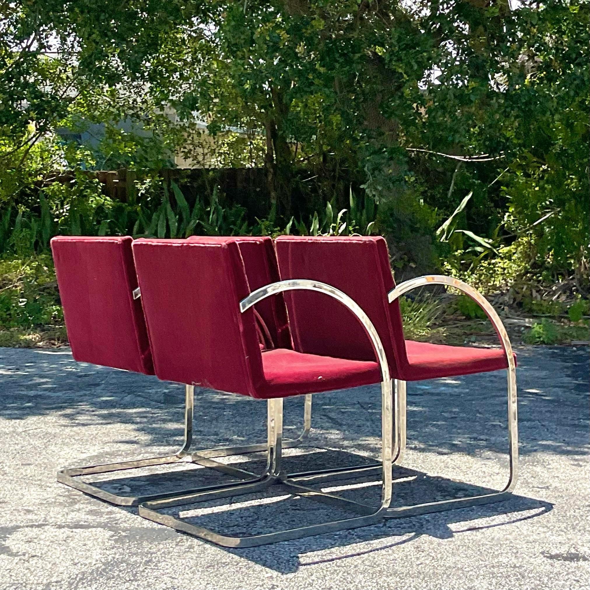 Eleva la tua esperienza culinaria con le nostre Sedie da pranzo Vintage Brueton in cromo lucido - Set di 4. Realizzate con l'ingegno americano, queste sedie sposano il fascino bohémien con un design senza tempo, offrendo un perfetto equilibrio di