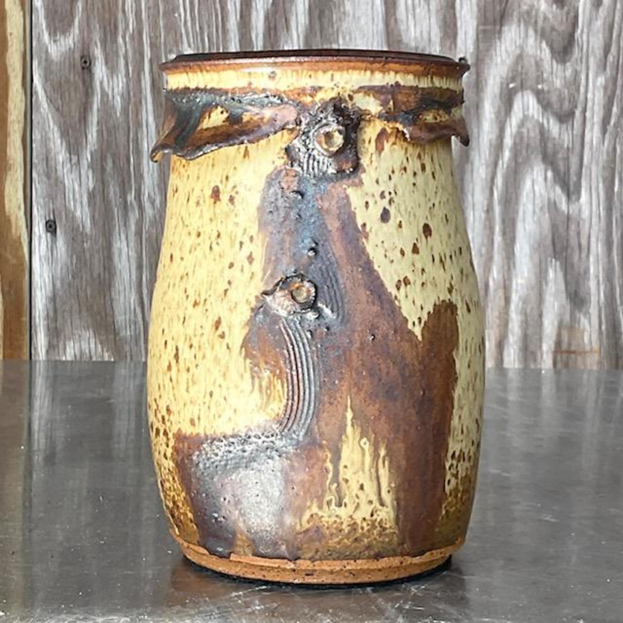 Ein fabelhaftes Vintage Boho Studio Keramik Vase. Ein schickes rustikales Design mit fließenden Pinselstrichen. Erworben aus einem Nachlass in Palm Beach. 