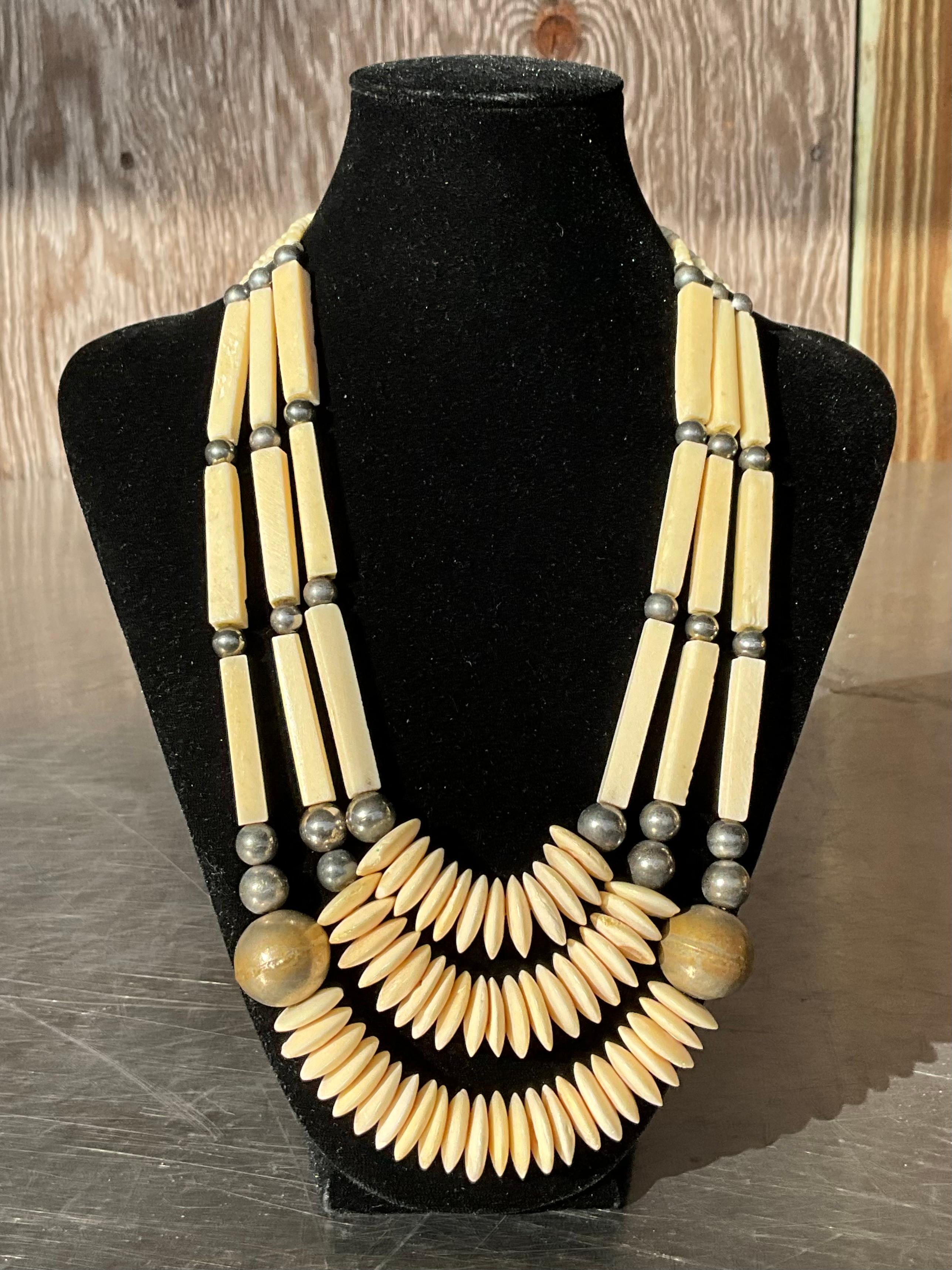 Le collier de perles en os de buffle Vintage Boho est un bijou magnifiquement conçu et distinctif qui associe des éléments naturels et terreux à la touche artistique et éclectique du style bohème. 

Le style boho met l'accent sur l'individualité, la