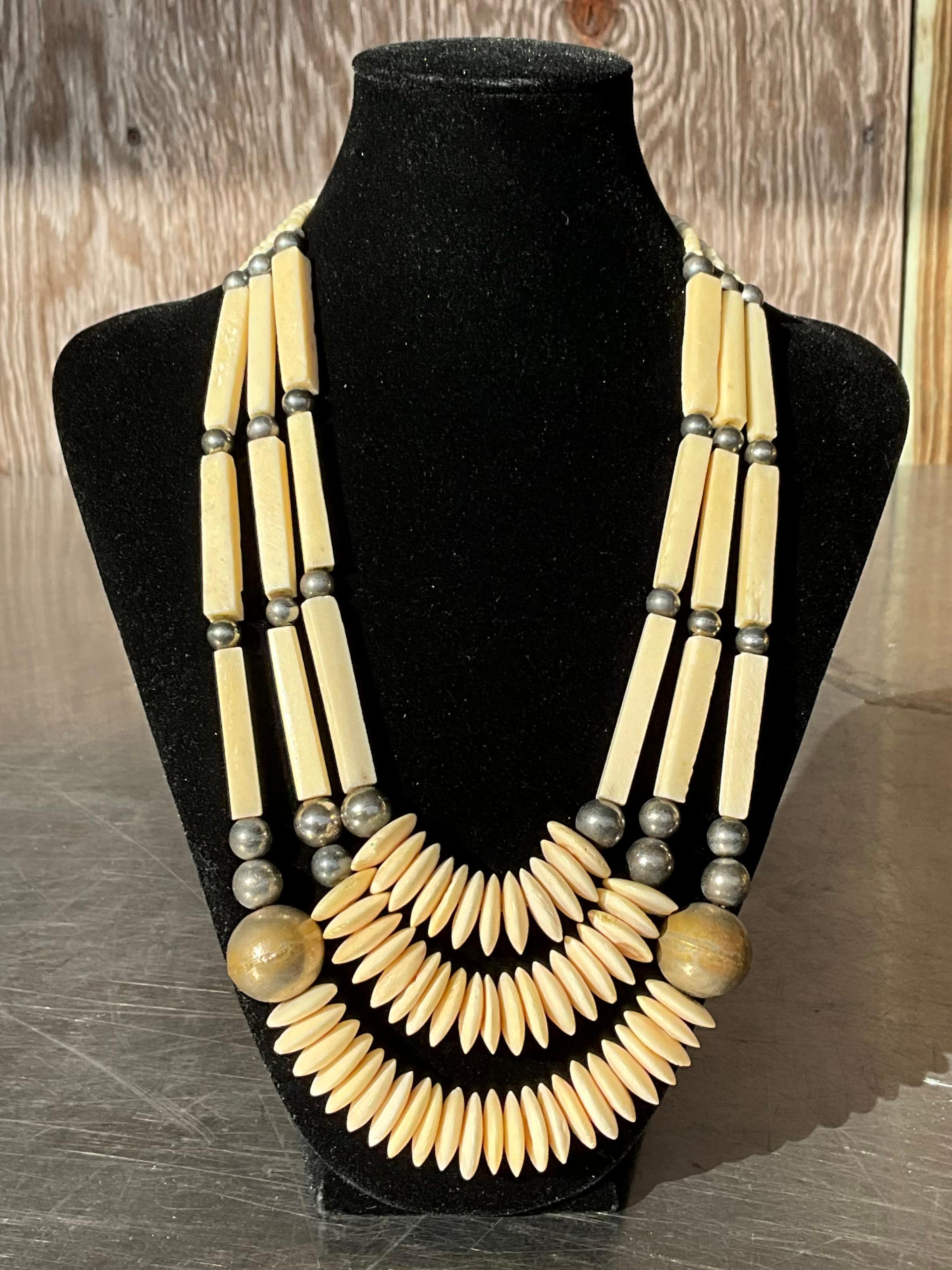 Collier vintage bohème perlé d'os de buffle Bon état - En vente à Lake Worth Beach, FL