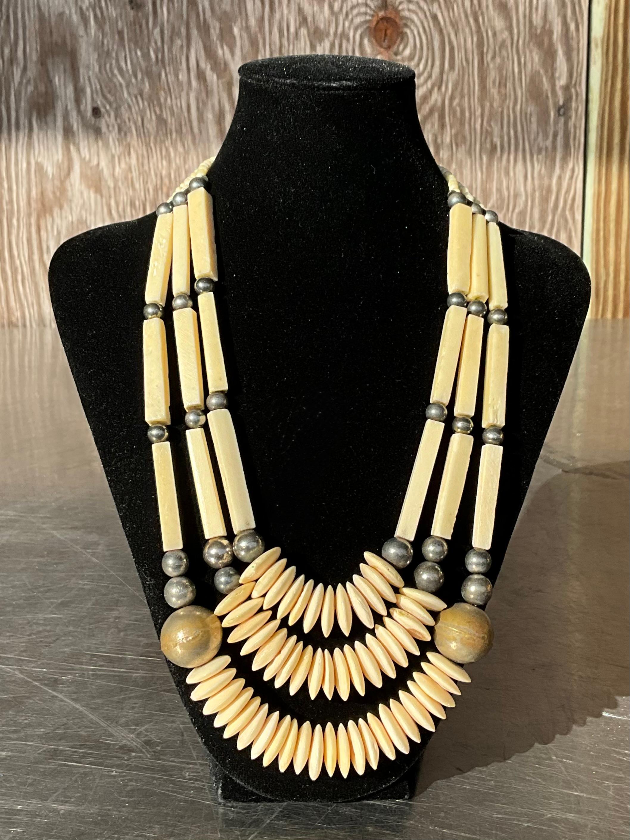 Collier vintage bohème perlé d'os de buffle Unisexe en vente