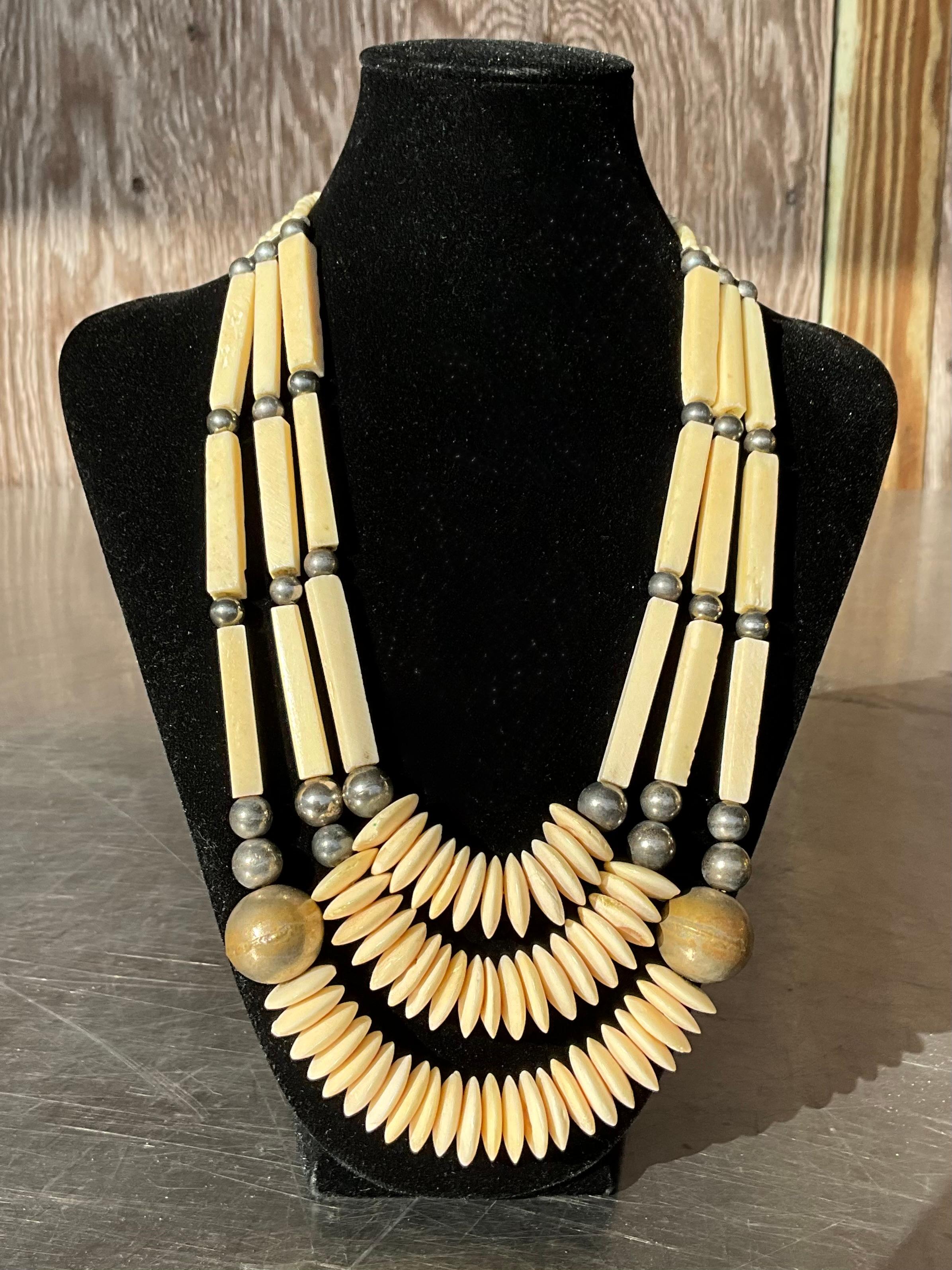 Collier vintage bohème perlé d'os de buffle en vente 1
