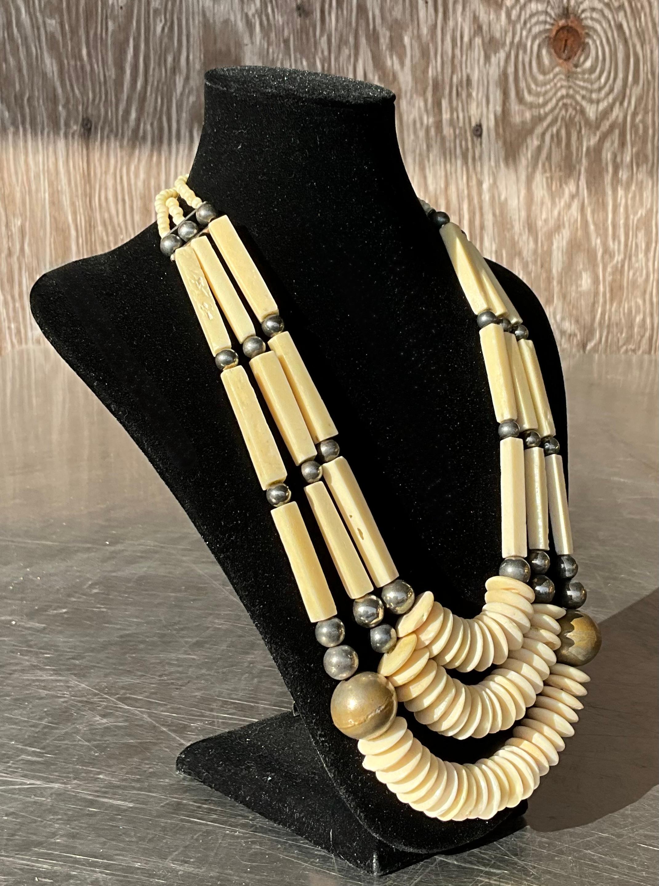 Collier vintage bohème perlé d'os de buffle en vente 2