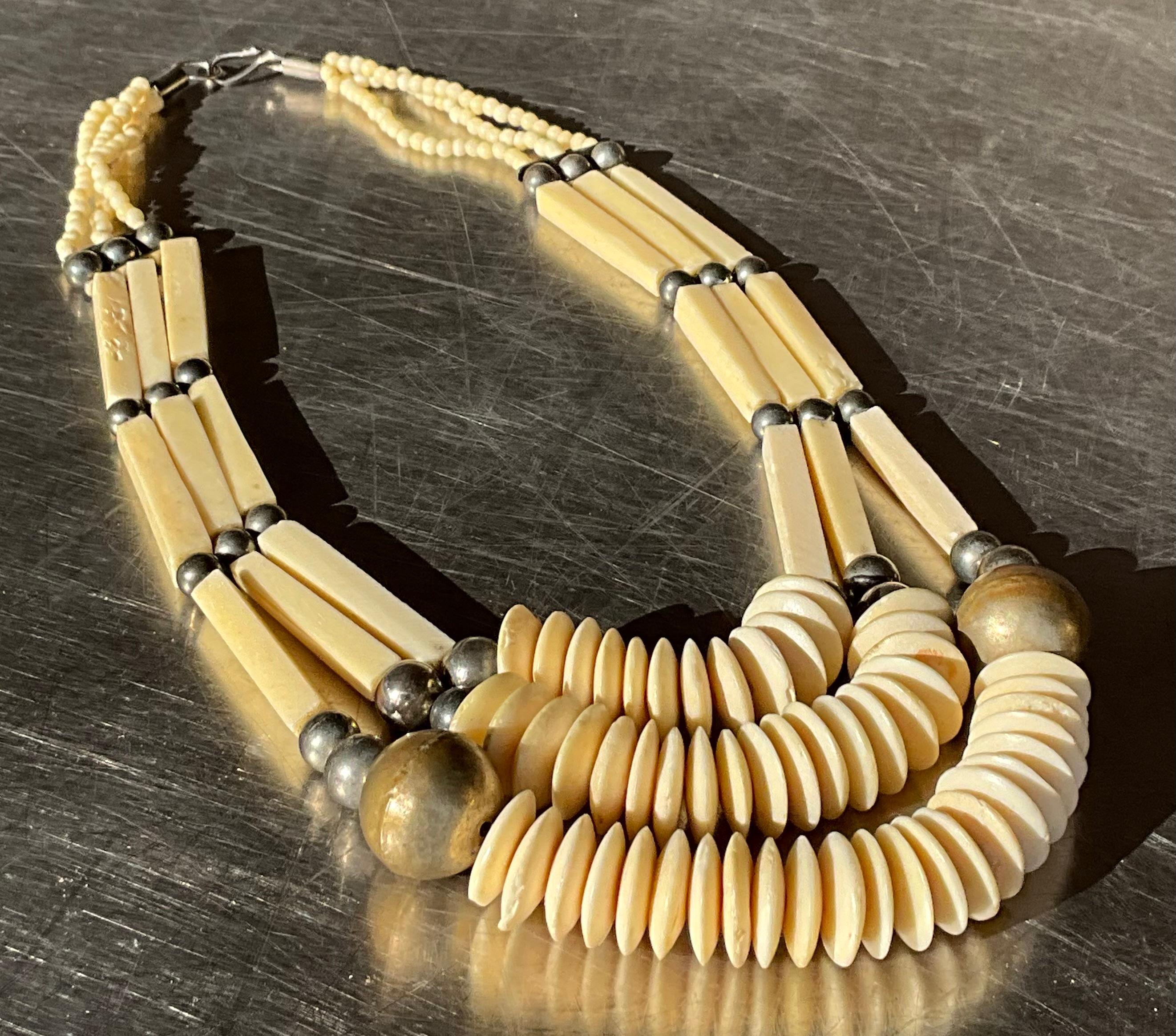 Collier vintage bohème perlé d'os de buffle en vente 4