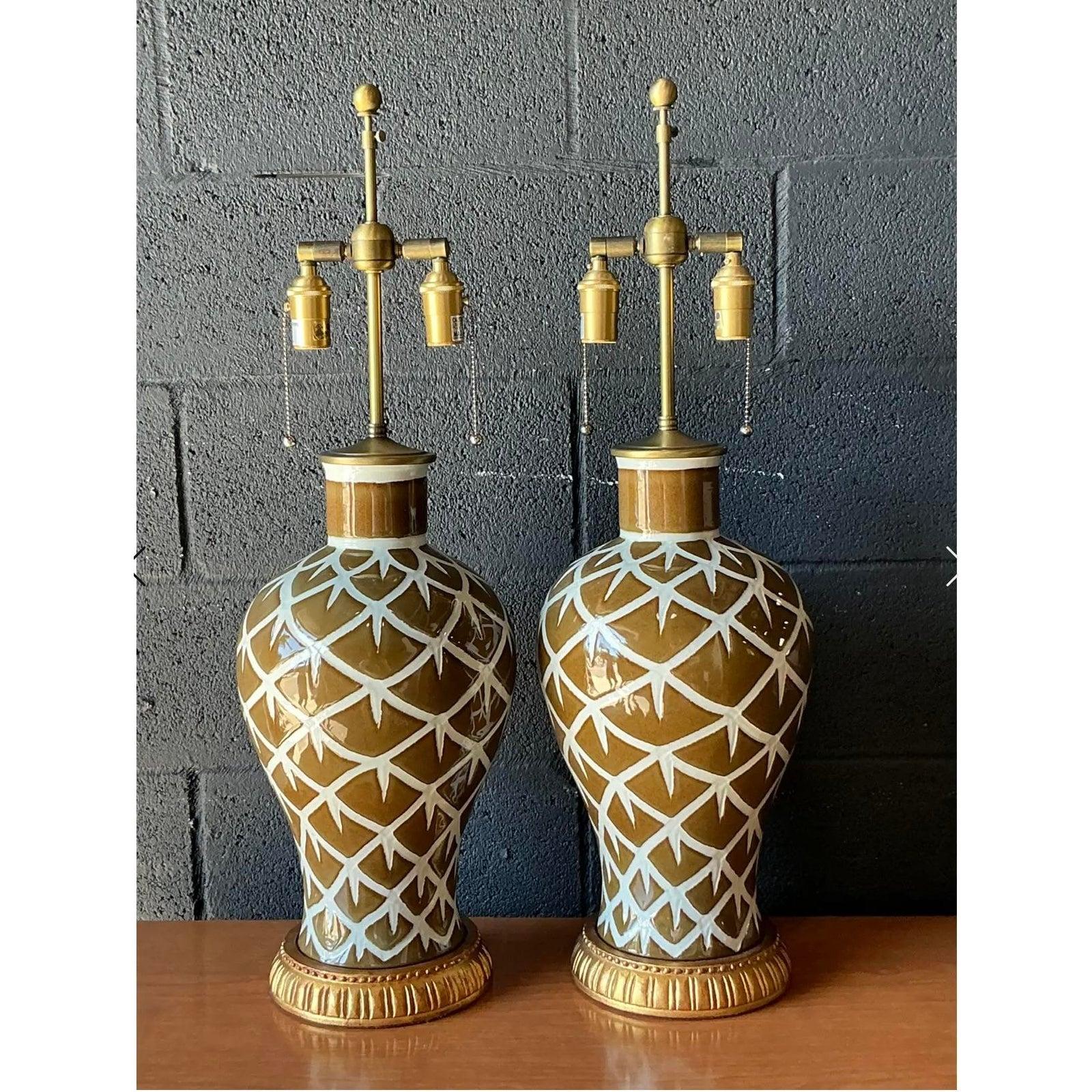 Vintage Boho Bunny Williams “Chicken Feathers” Glazed Ceramic Lamps - A Pair In condizioni buone in vendita a West Palm Beach, FL