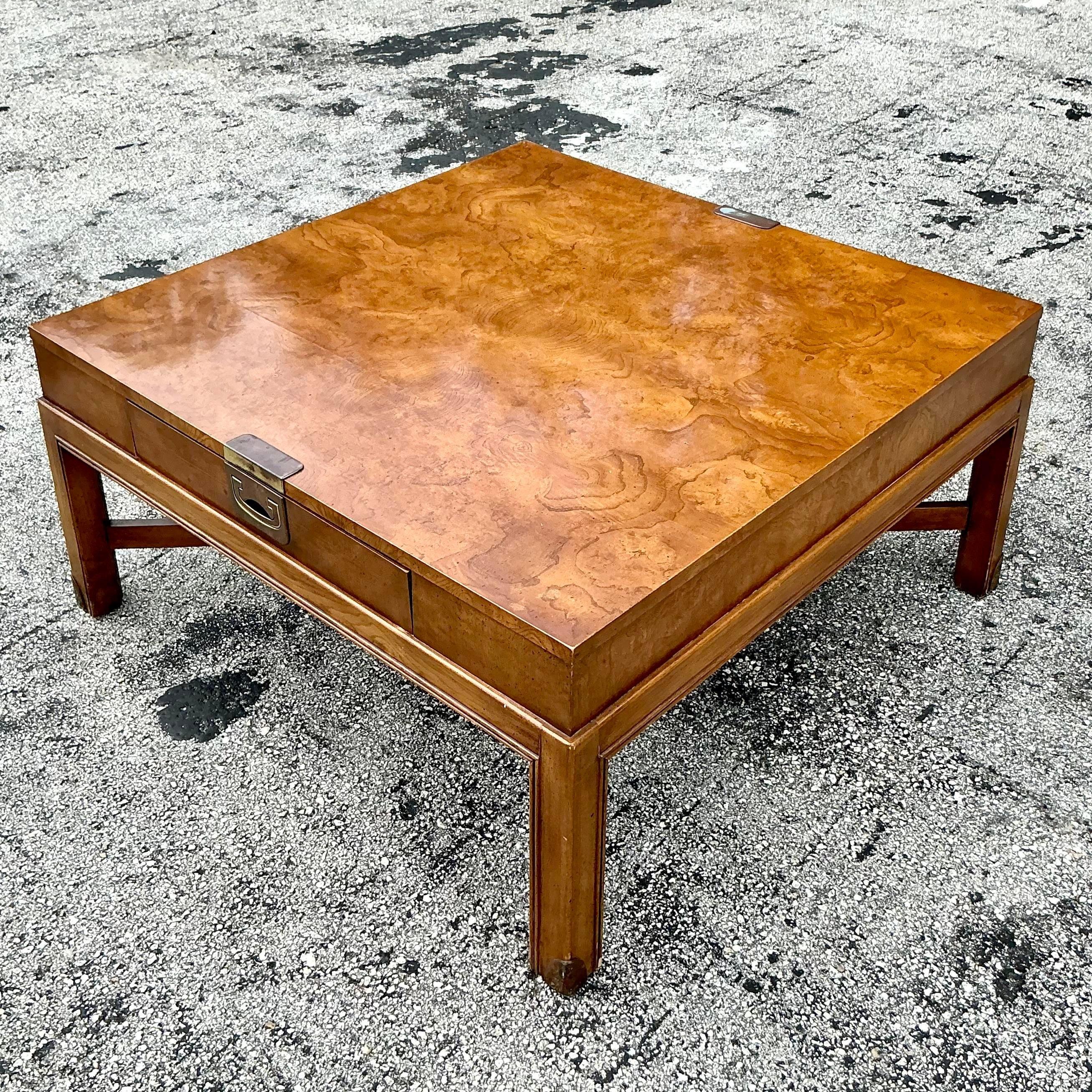 Dieser Campaigner-Couchtisch im Boho-Stil aus Wurzelholz verbindet rustikalen Charme mit funktionalem Design, mit reicher Holzmaserung und Messingakzenten. Ein auffälliges Stück für jeden eklektischen Wohnraum.